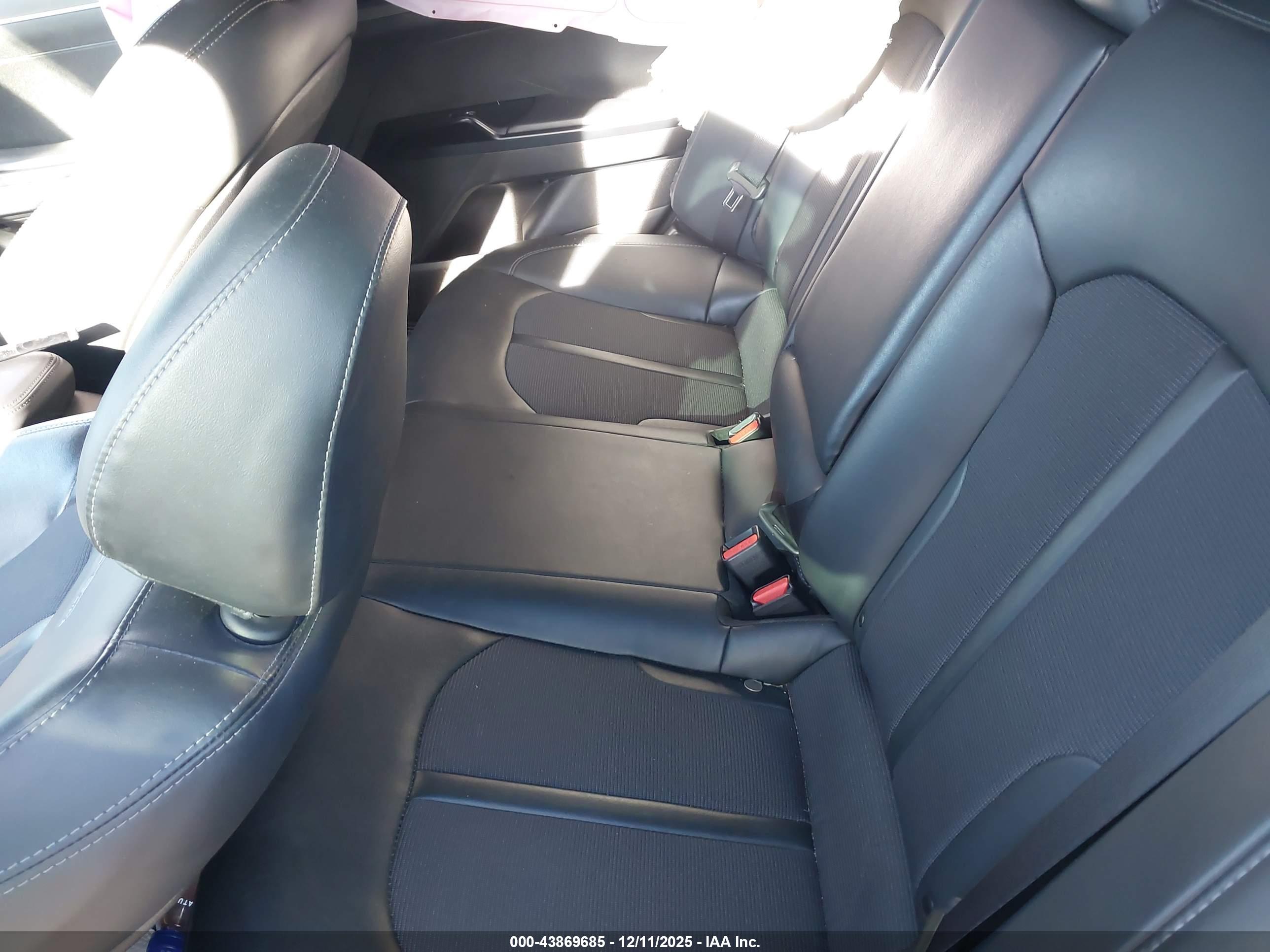 KIA K5 image 8