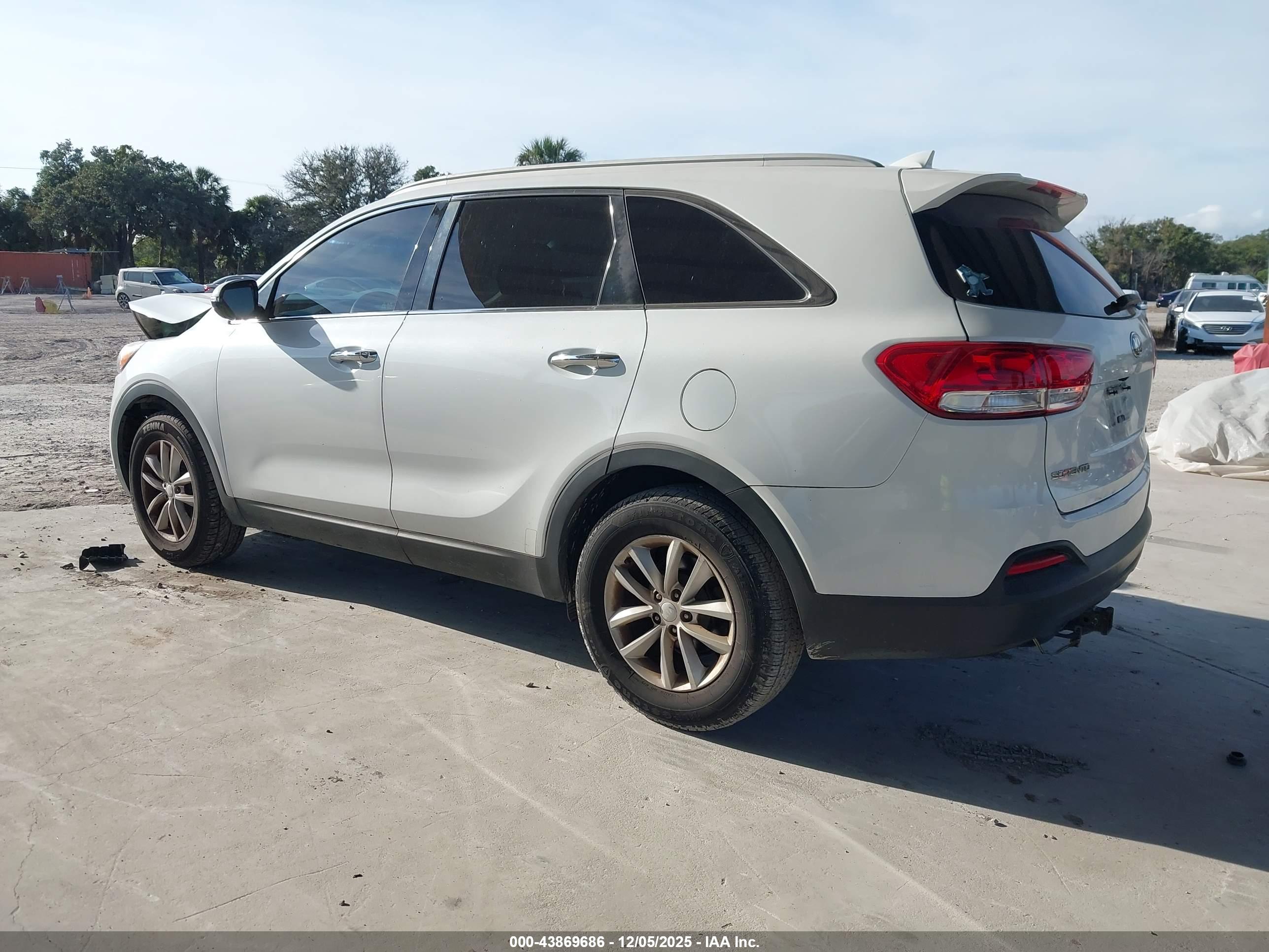 KIA SORENTO image 3