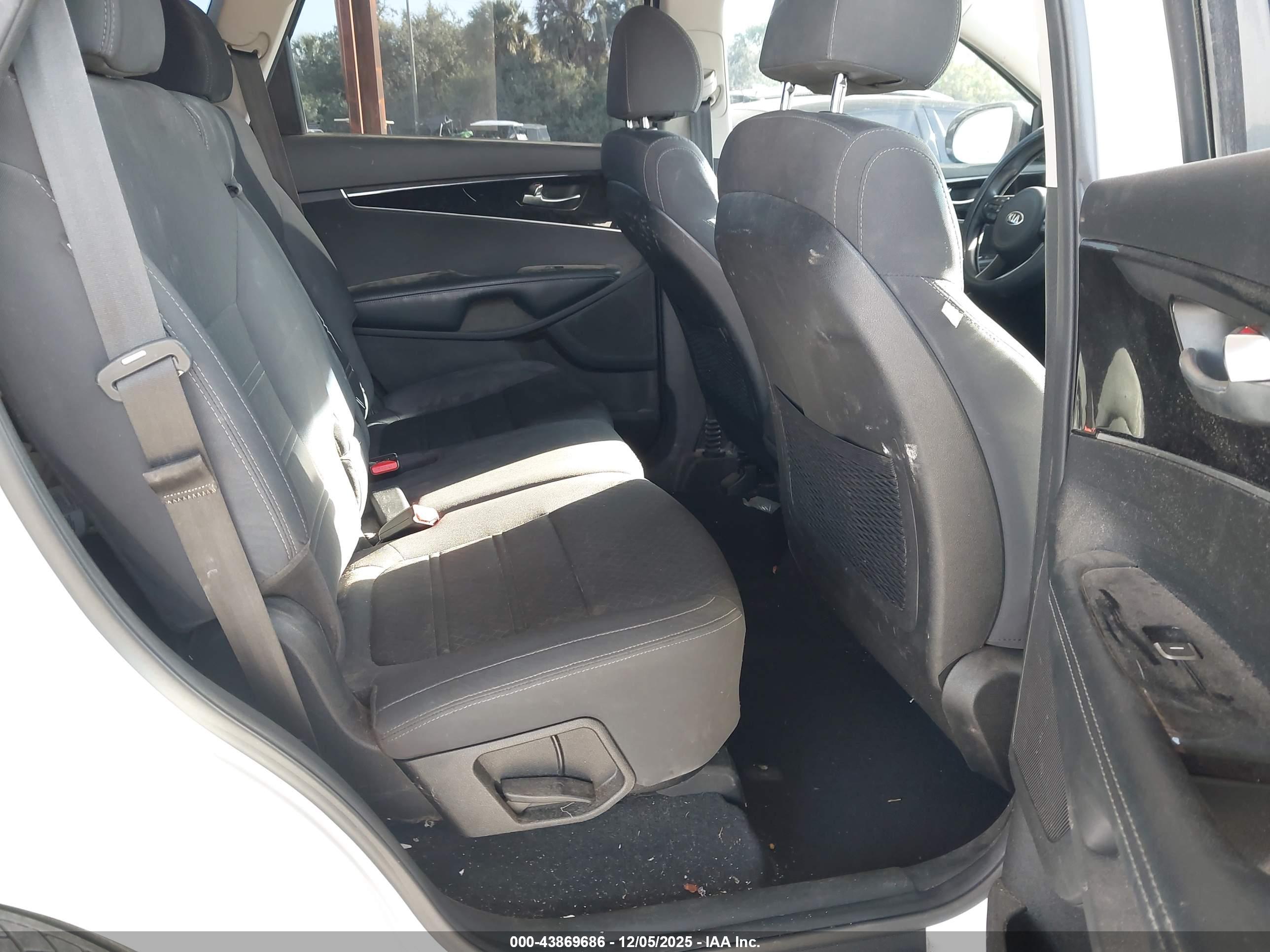 KIA SORENTO image 8