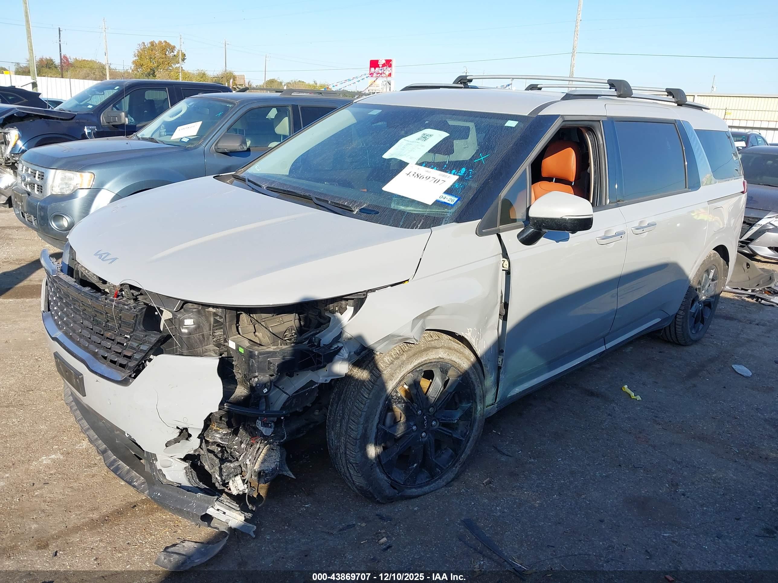 KIA CARNIVAL image 2