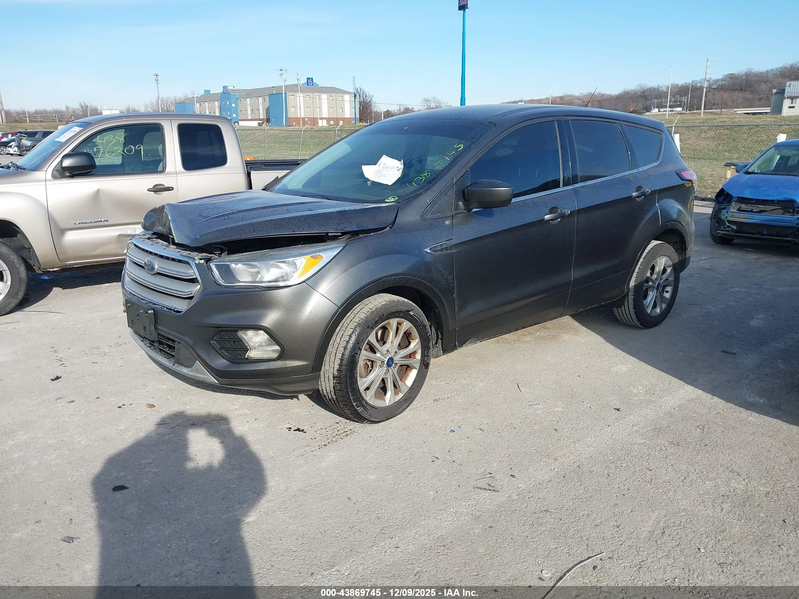 FORD ESCAPE image 2
