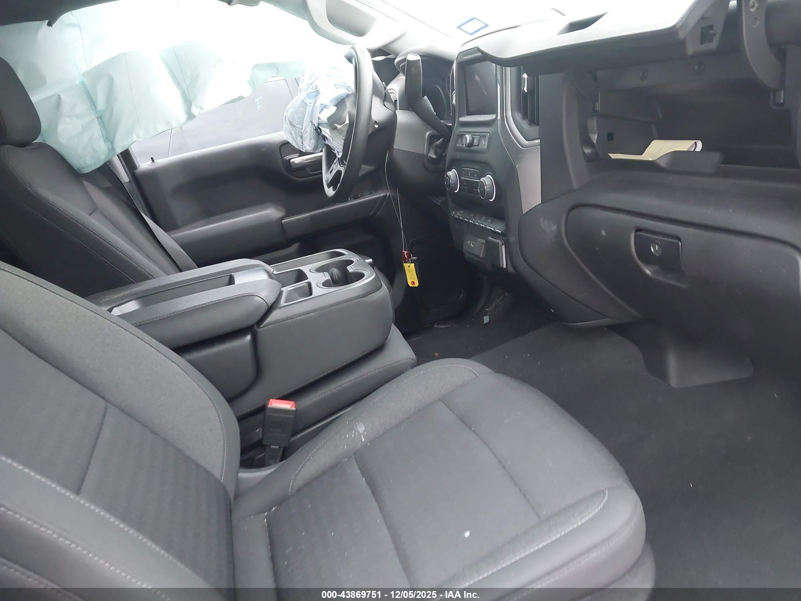CHEVROLET SILVERADO image 5