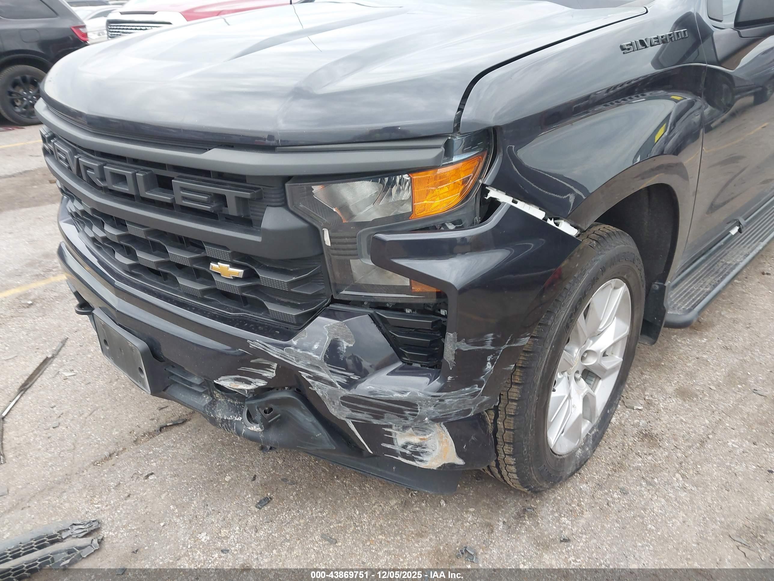 CHEVROLET SILVERADO image 6