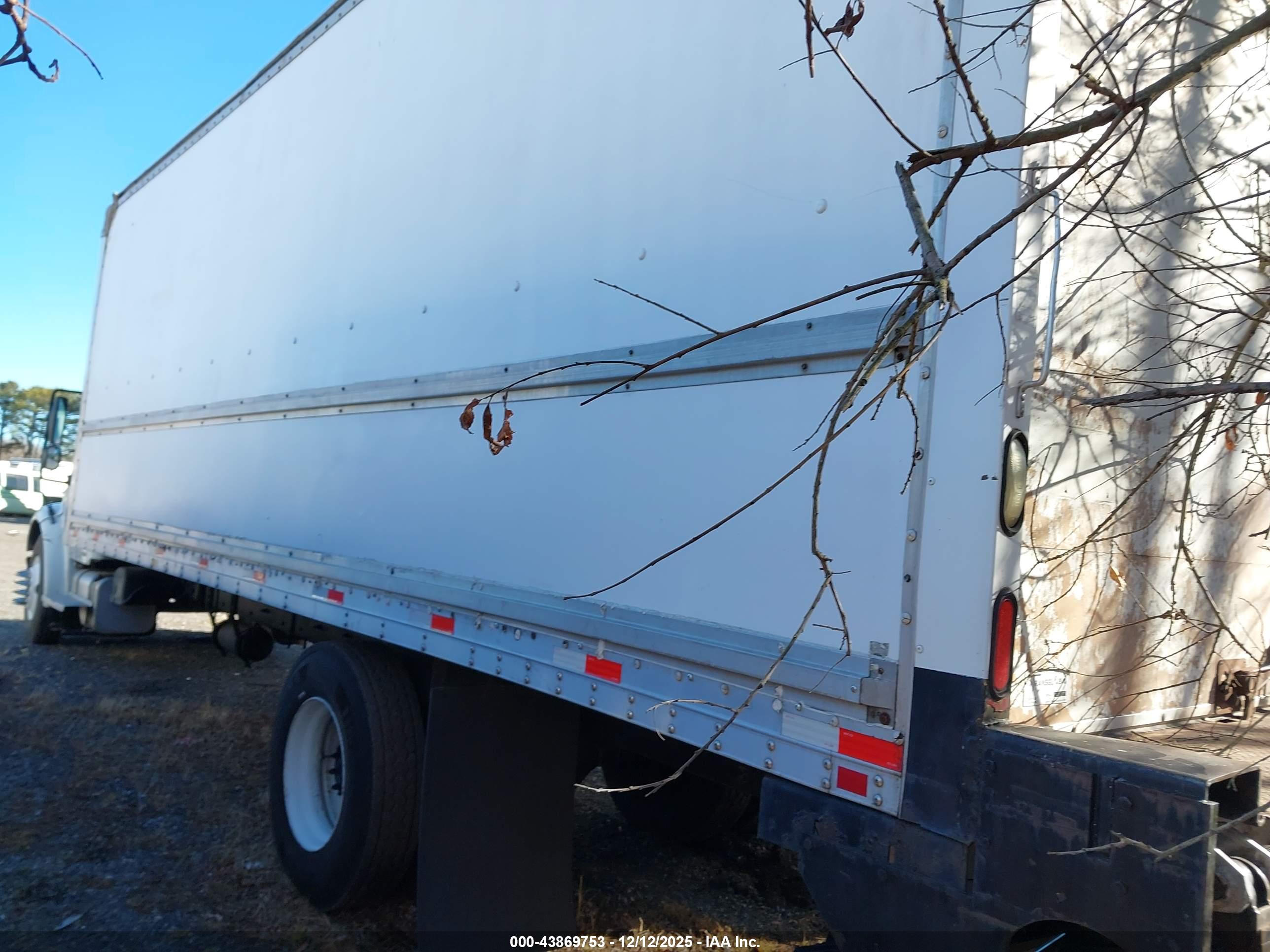 FREIGHTLINER M2 image 3