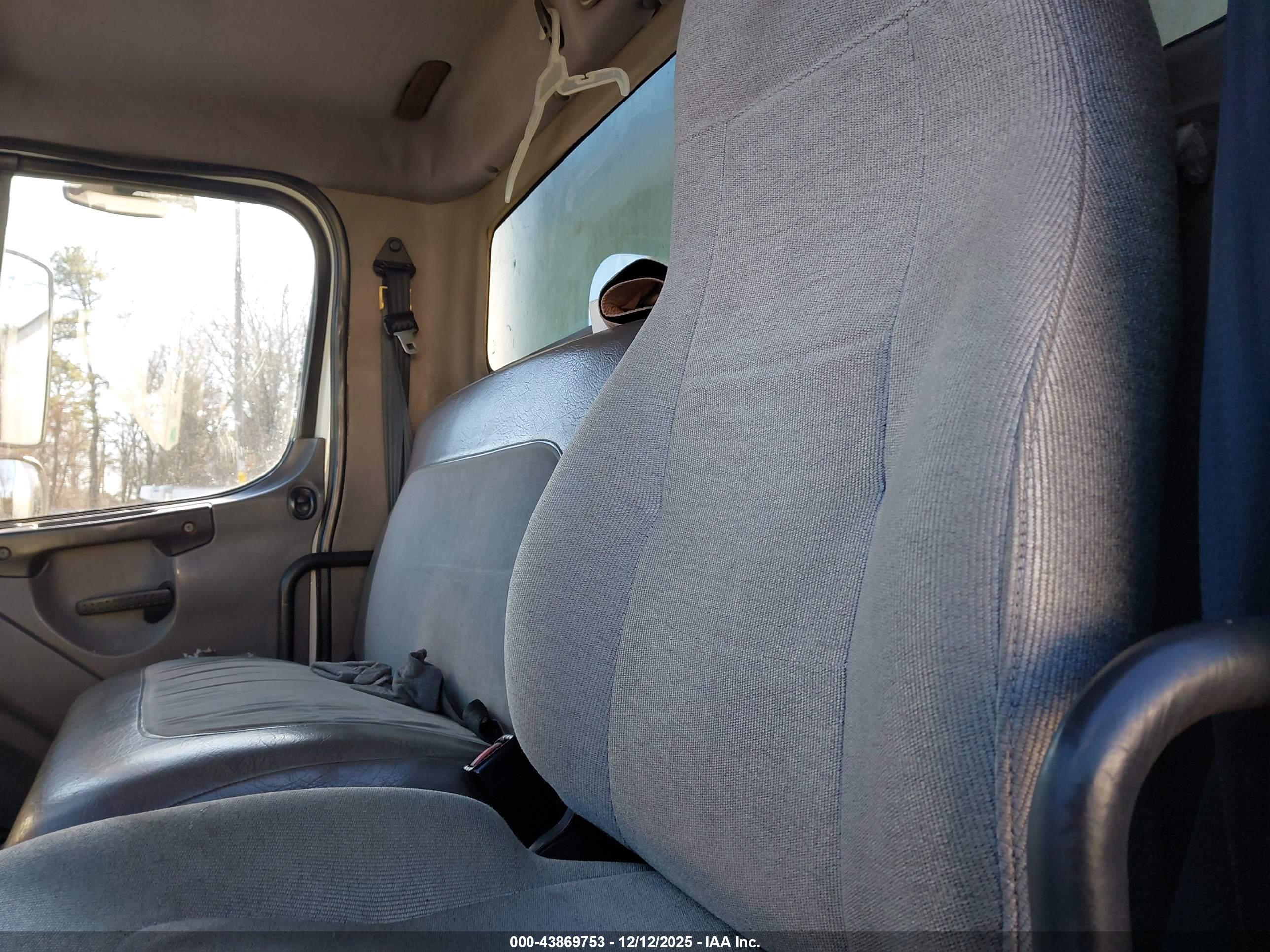 FREIGHTLINER M2 image 7