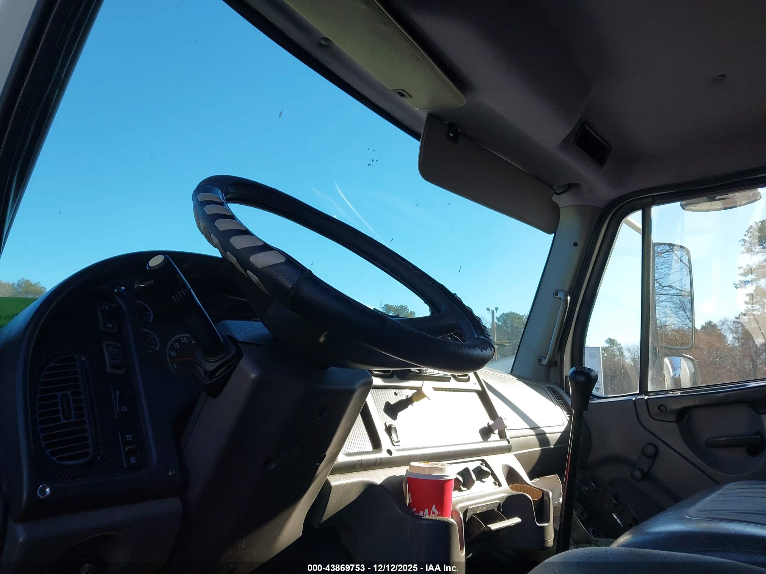 FREIGHTLINER M2 image 8