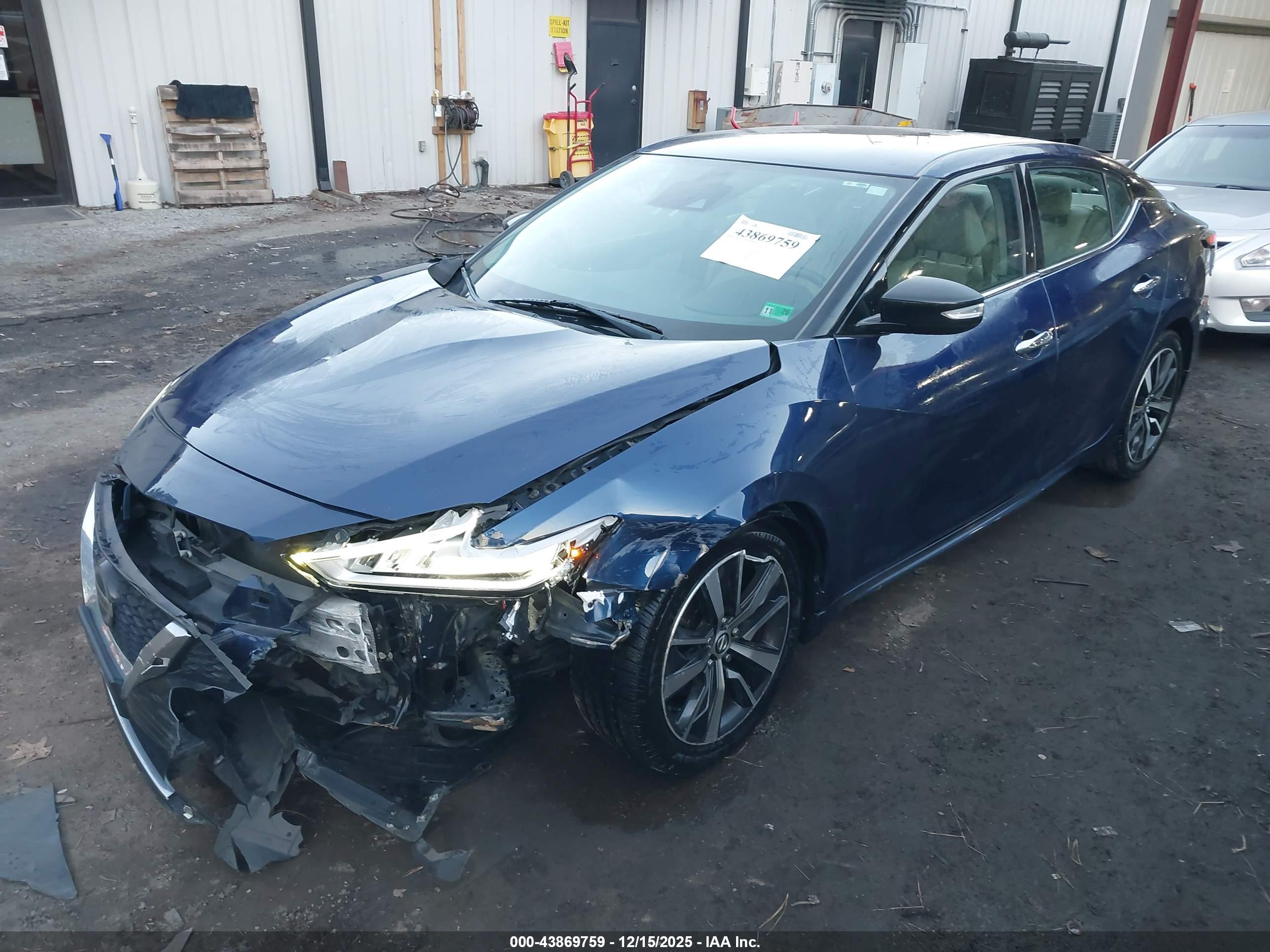 NISSAN MAXIMA image 2