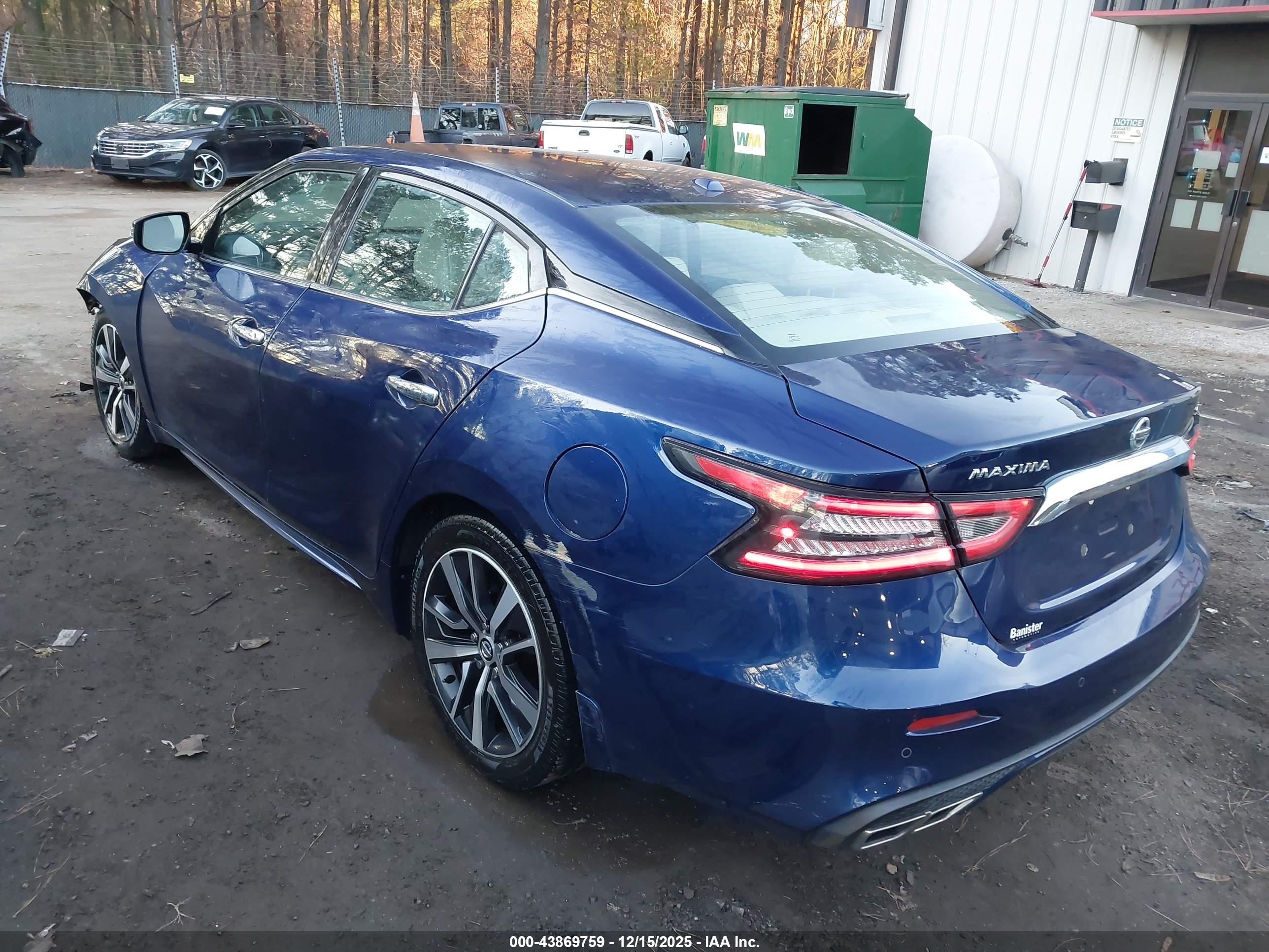 NISSAN MAXIMA image 3
