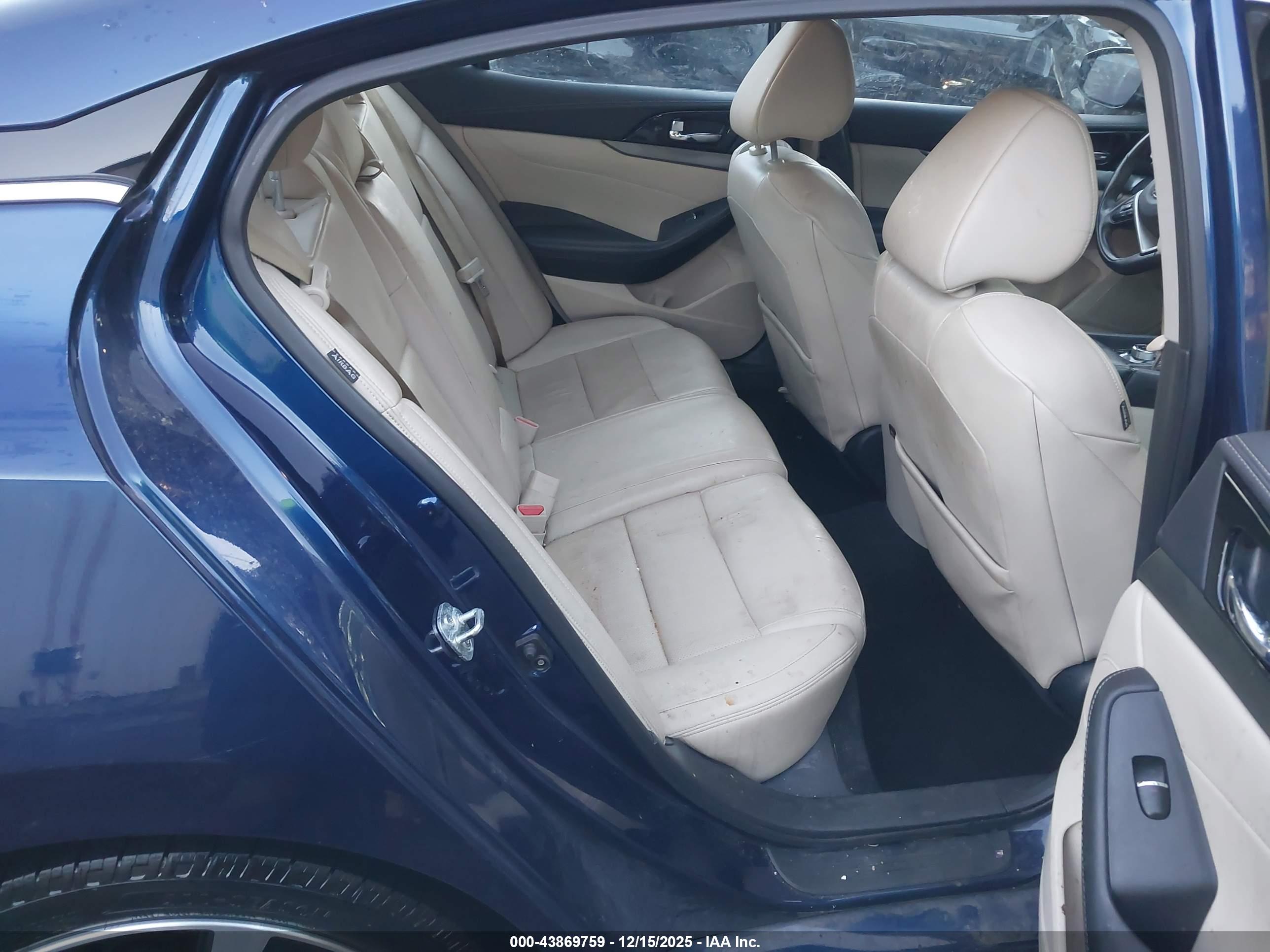 NISSAN MAXIMA image 8