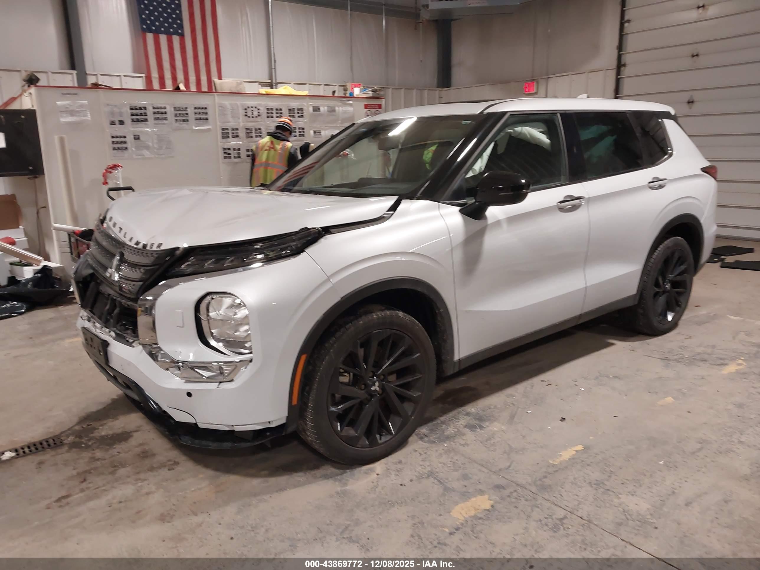 MITSUBISHI OUTLANDER image 2