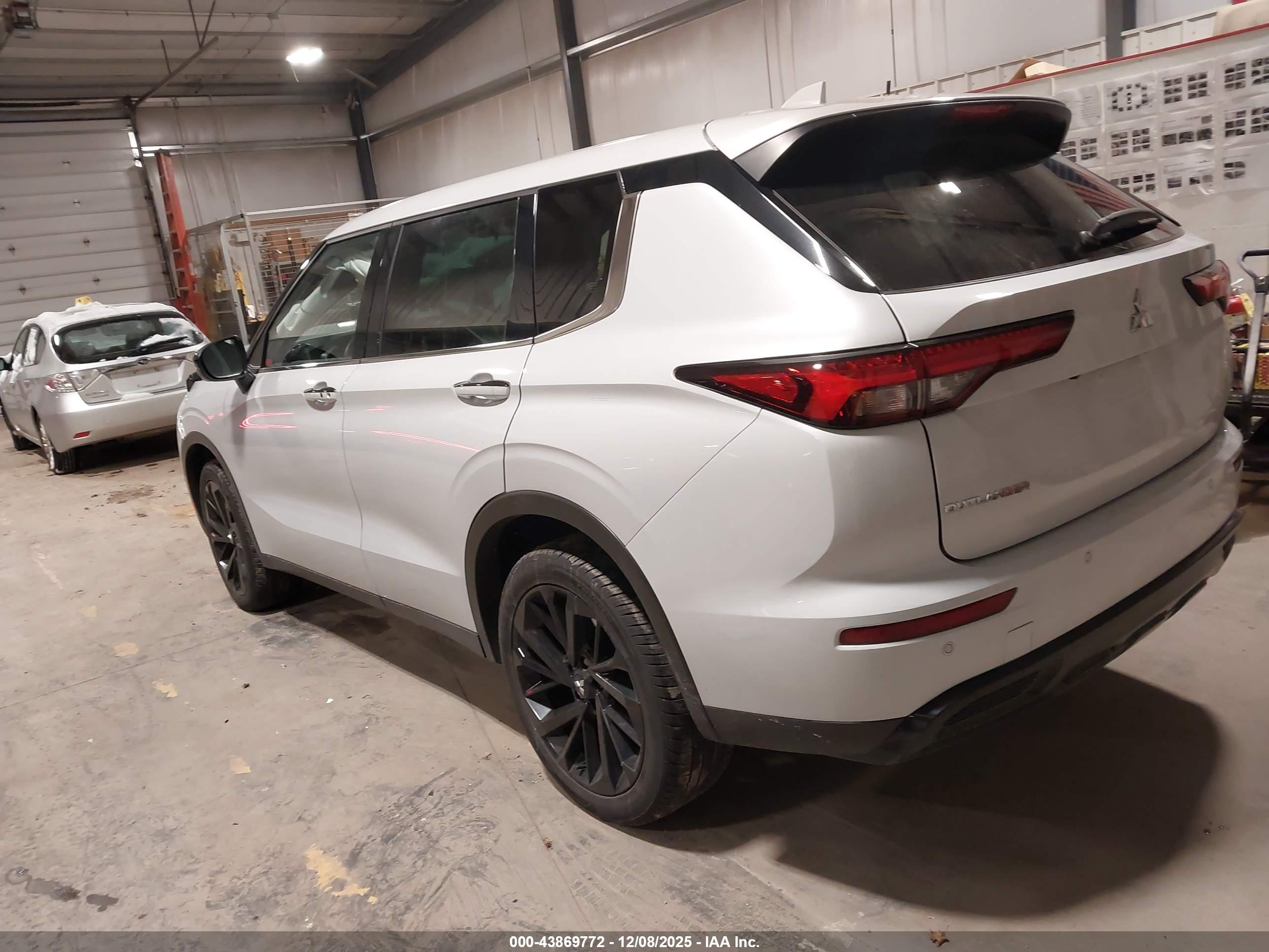MITSUBISHI OUTLANDER image 3