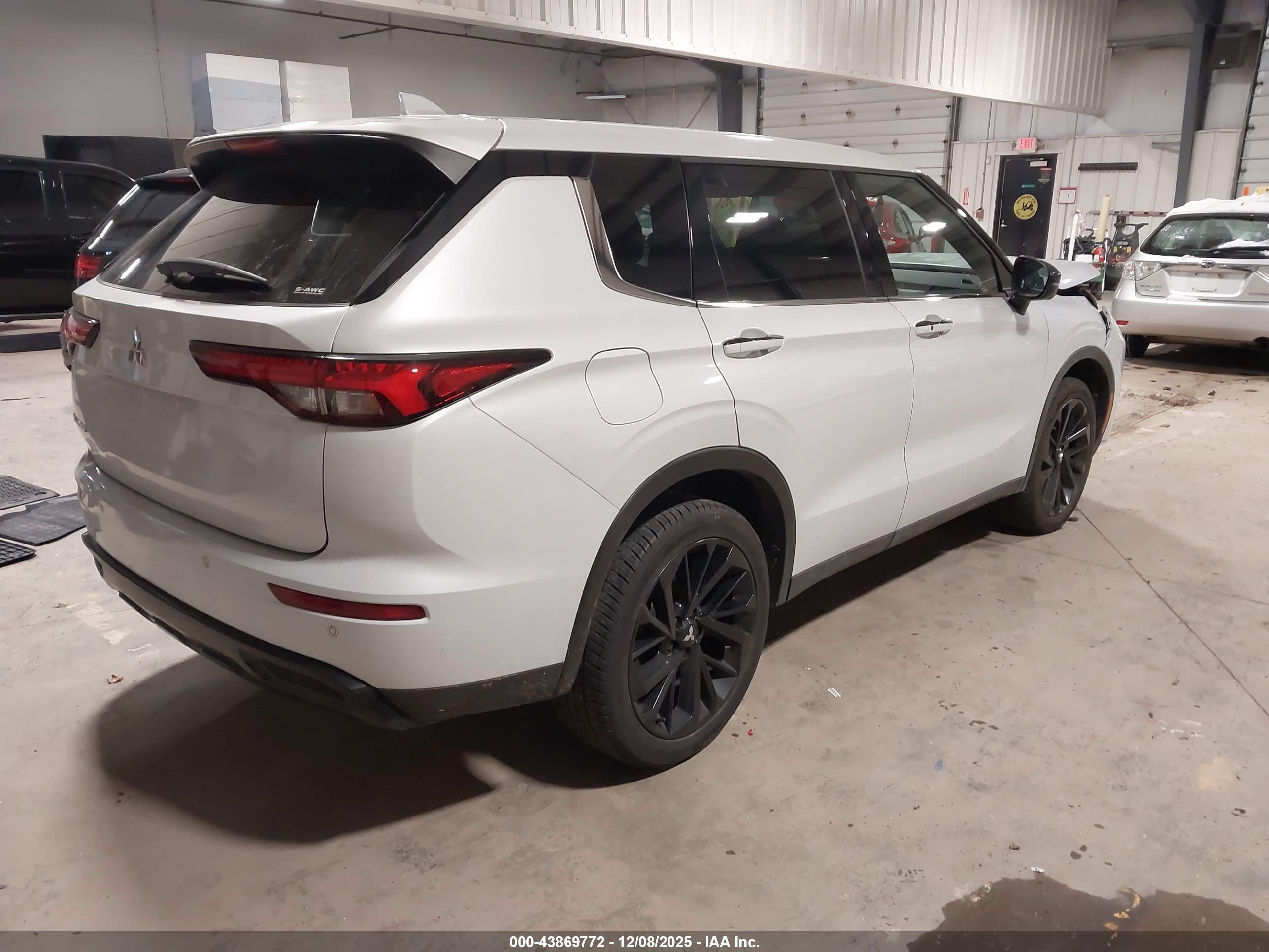 MITSUBISHI OUTLANDER image 4