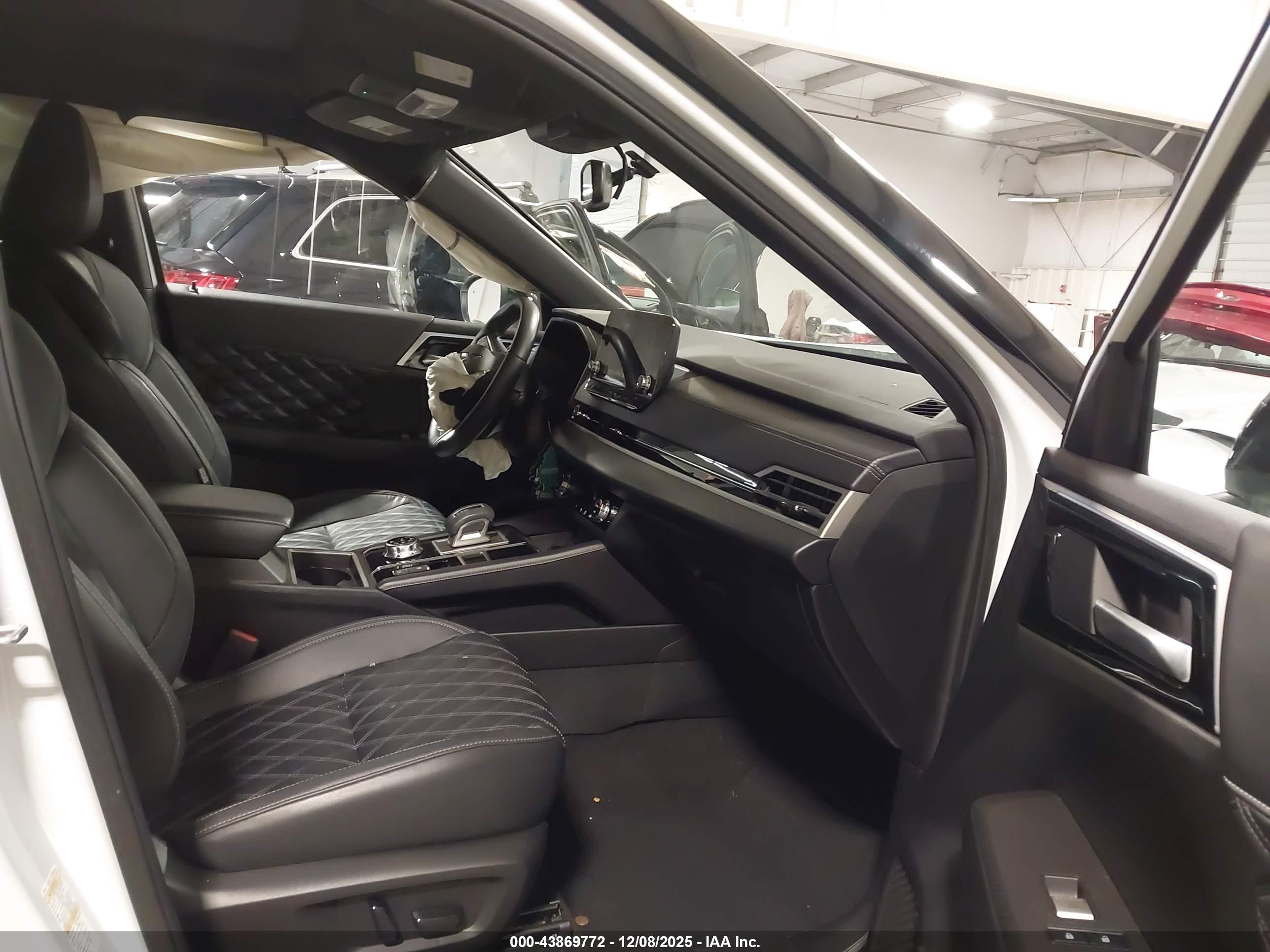 MITSUBISHI OUTLANDER image 5