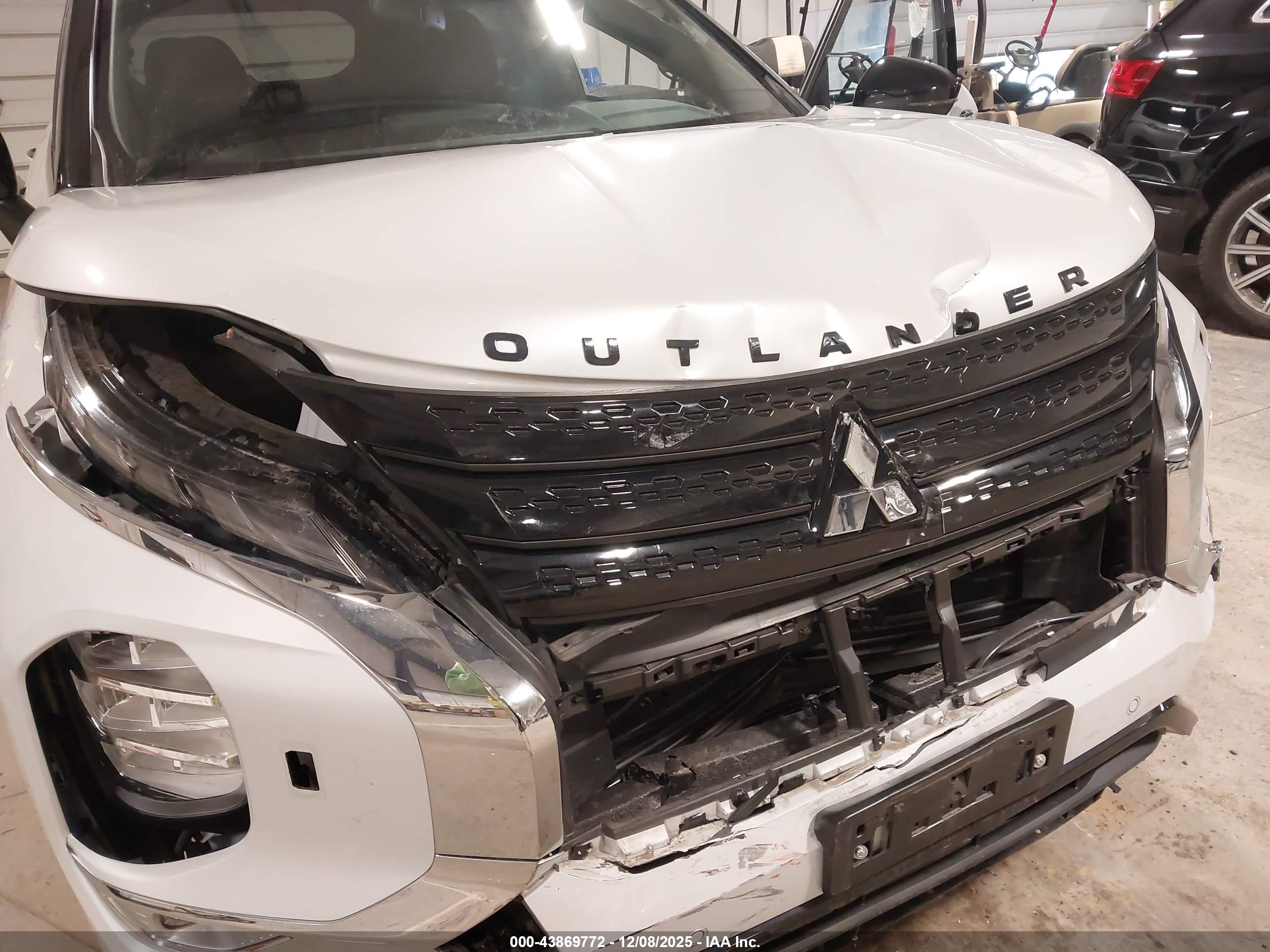 MITSUBISHI OUTLANDER image 6