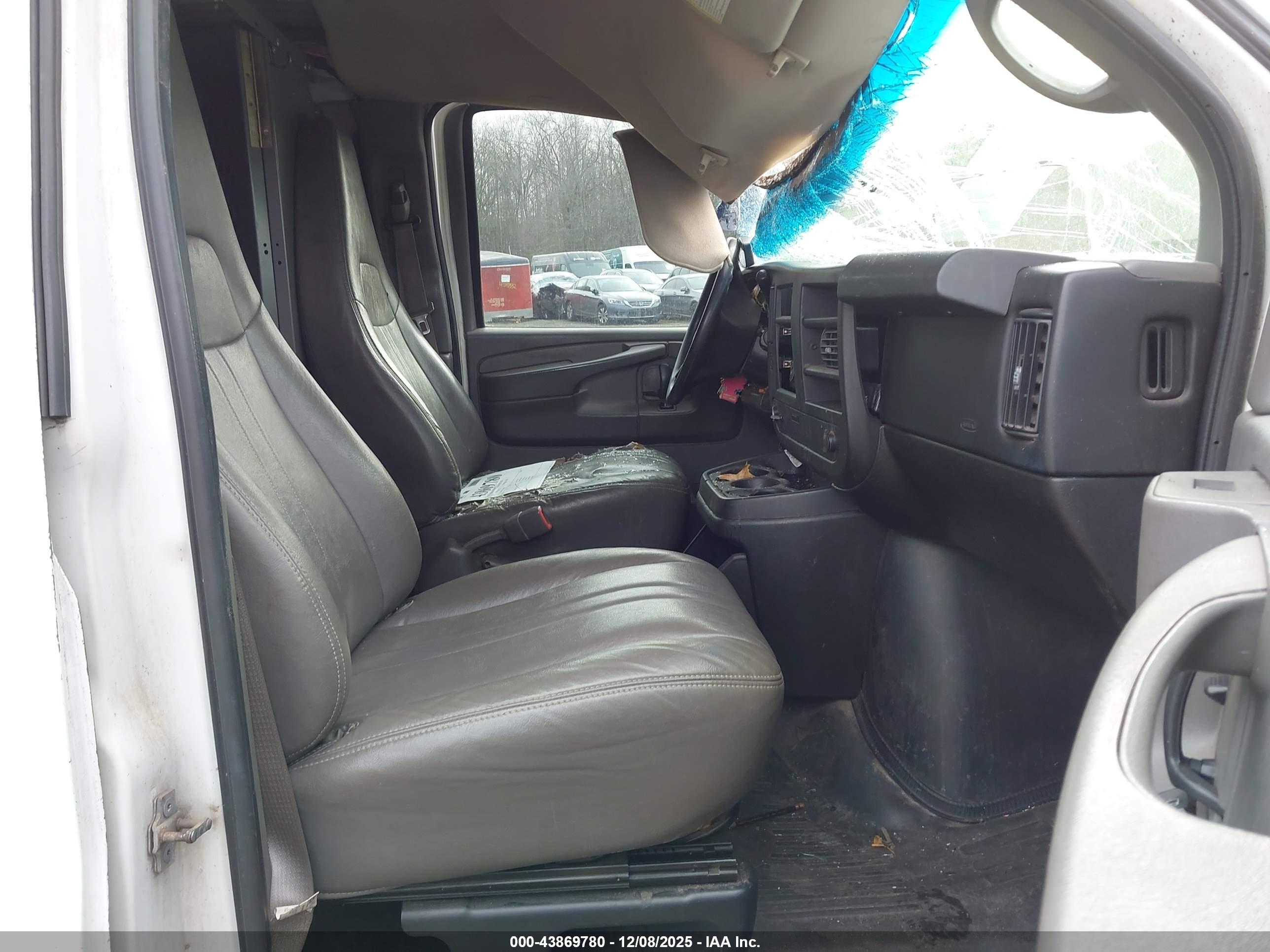 CHEVROLET EXPRESS image 5