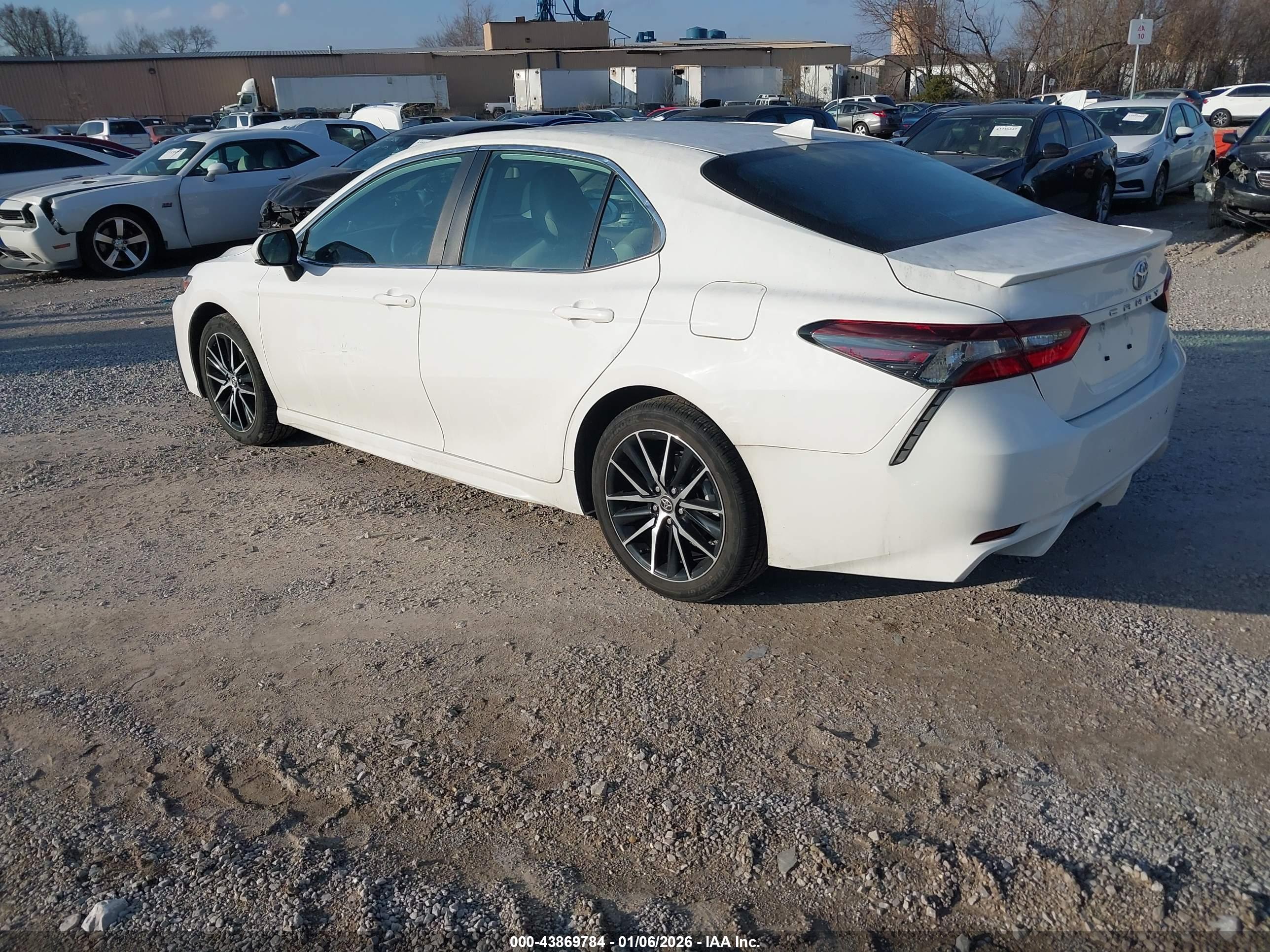 TOYOTA CAMRY image 3