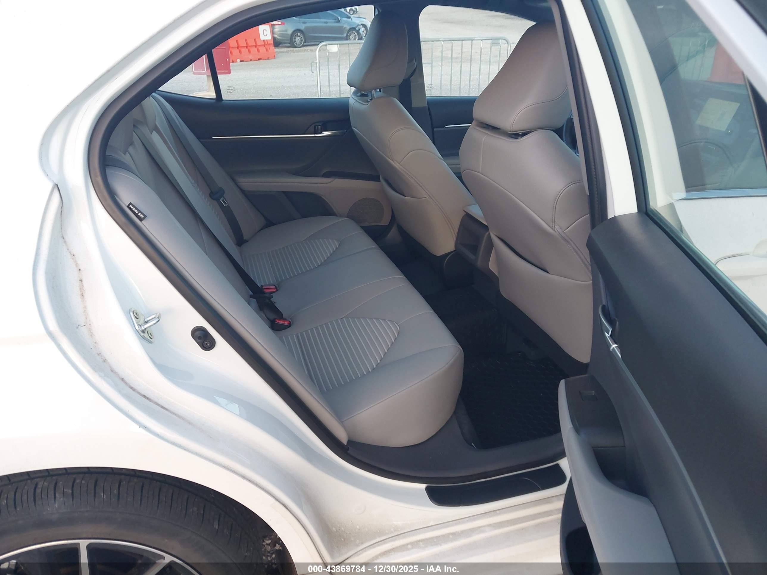 TOYOTA CAMRY image 8