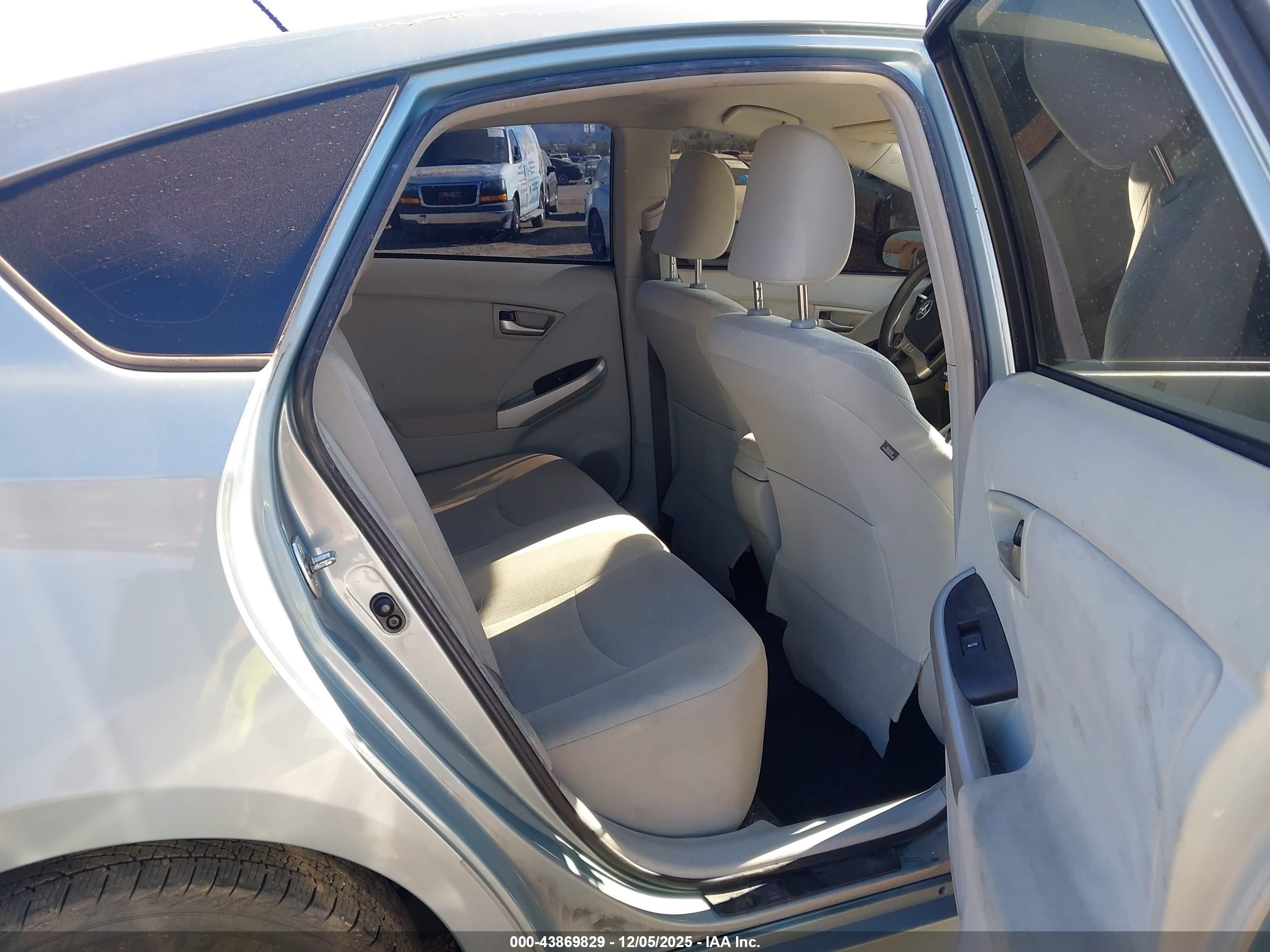 TOYOTA PRIUS image 8