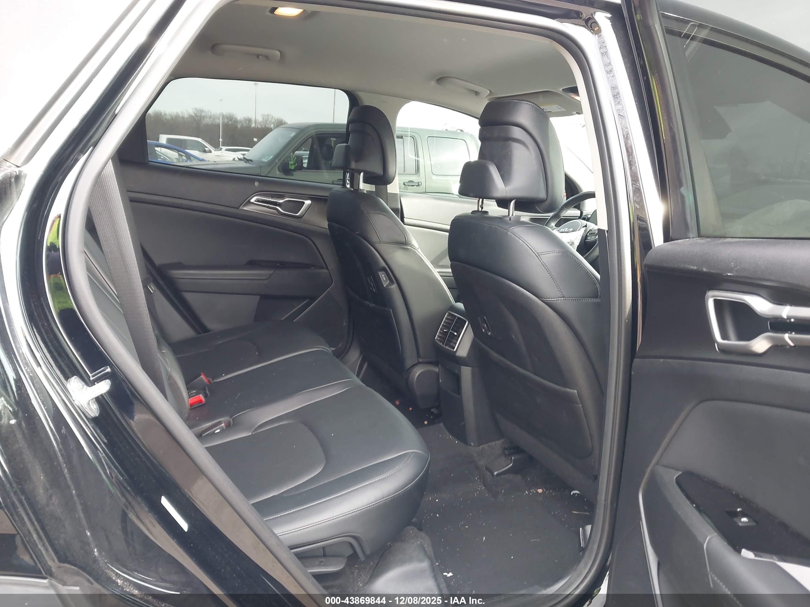 KIA SPORTAGE image 8