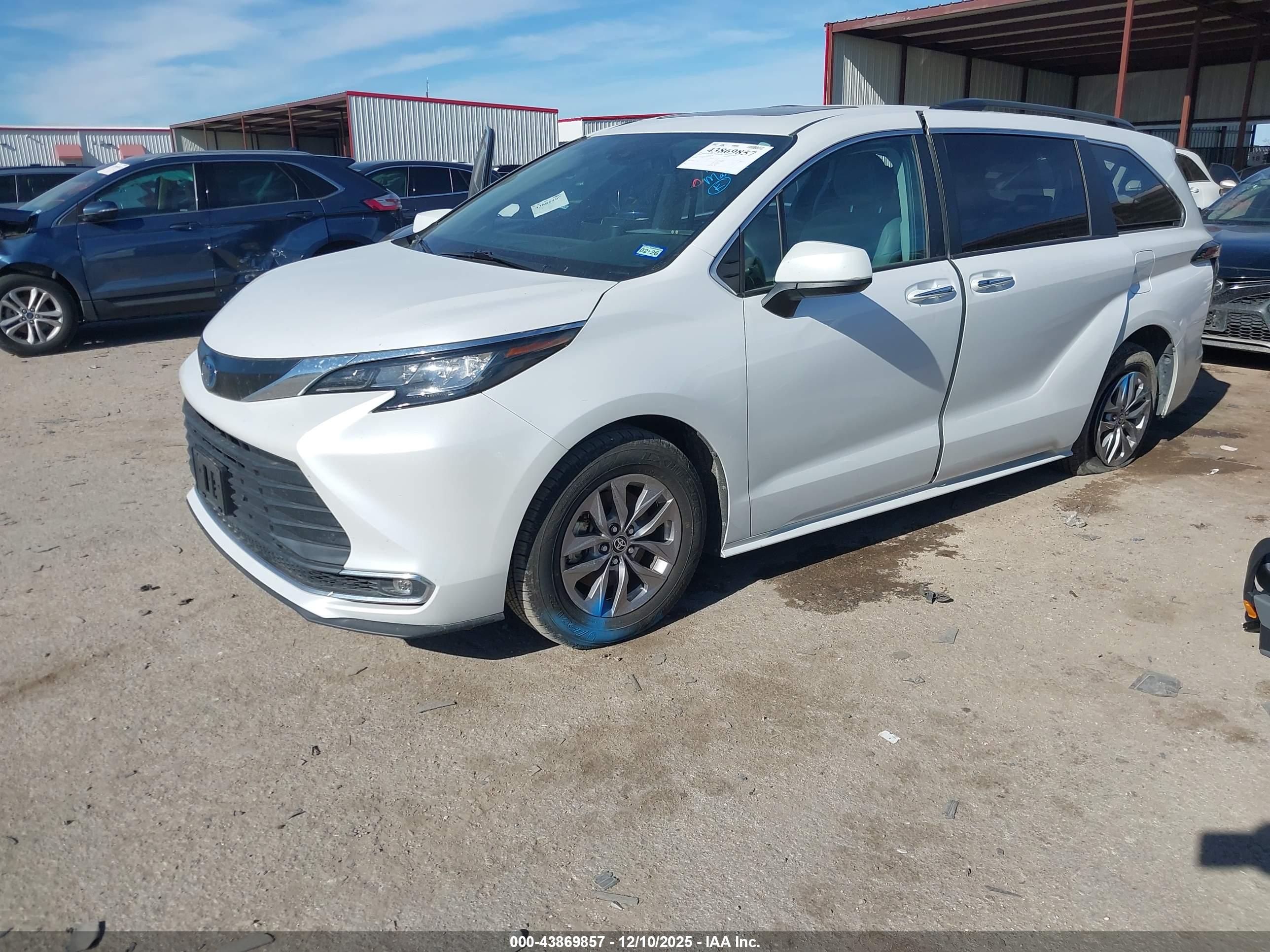 TOYOTA SIENNA image 2