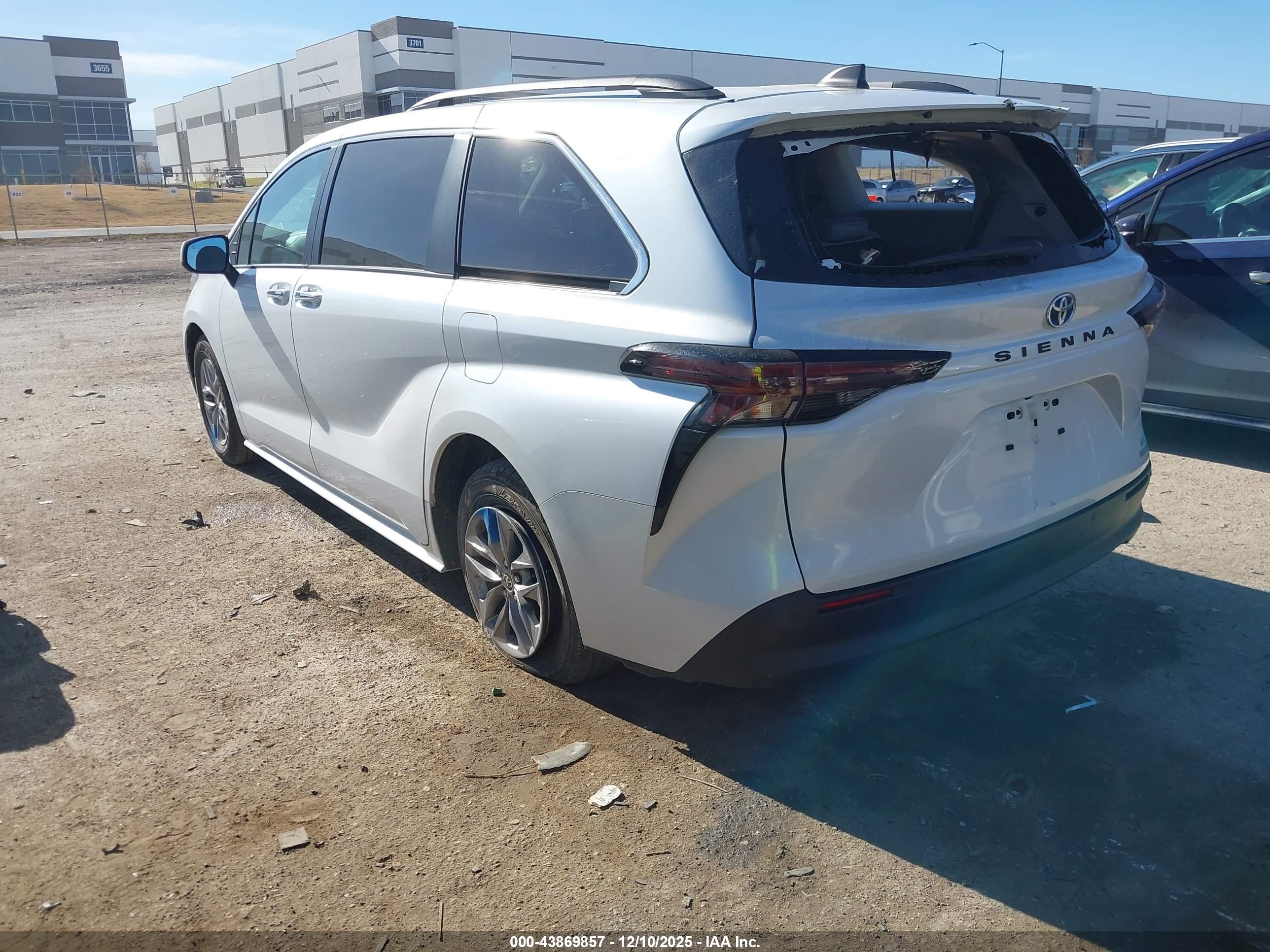 TOYOTA SIENNA image 3