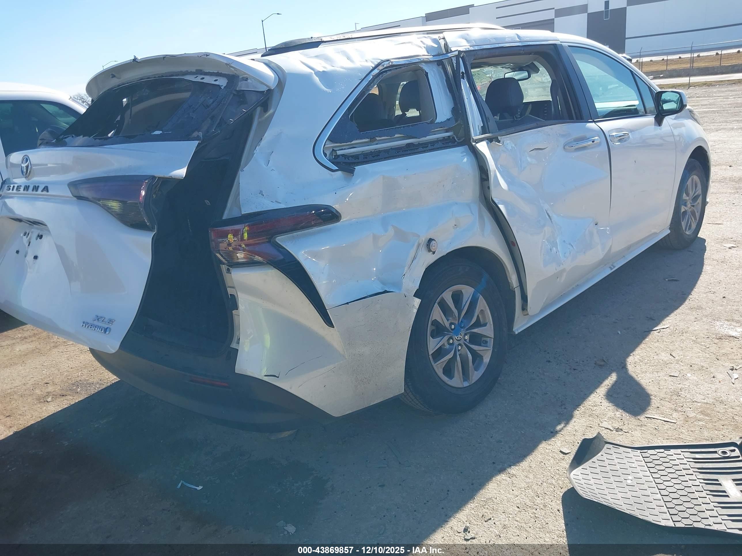 TOYOTA SIENNA image 4