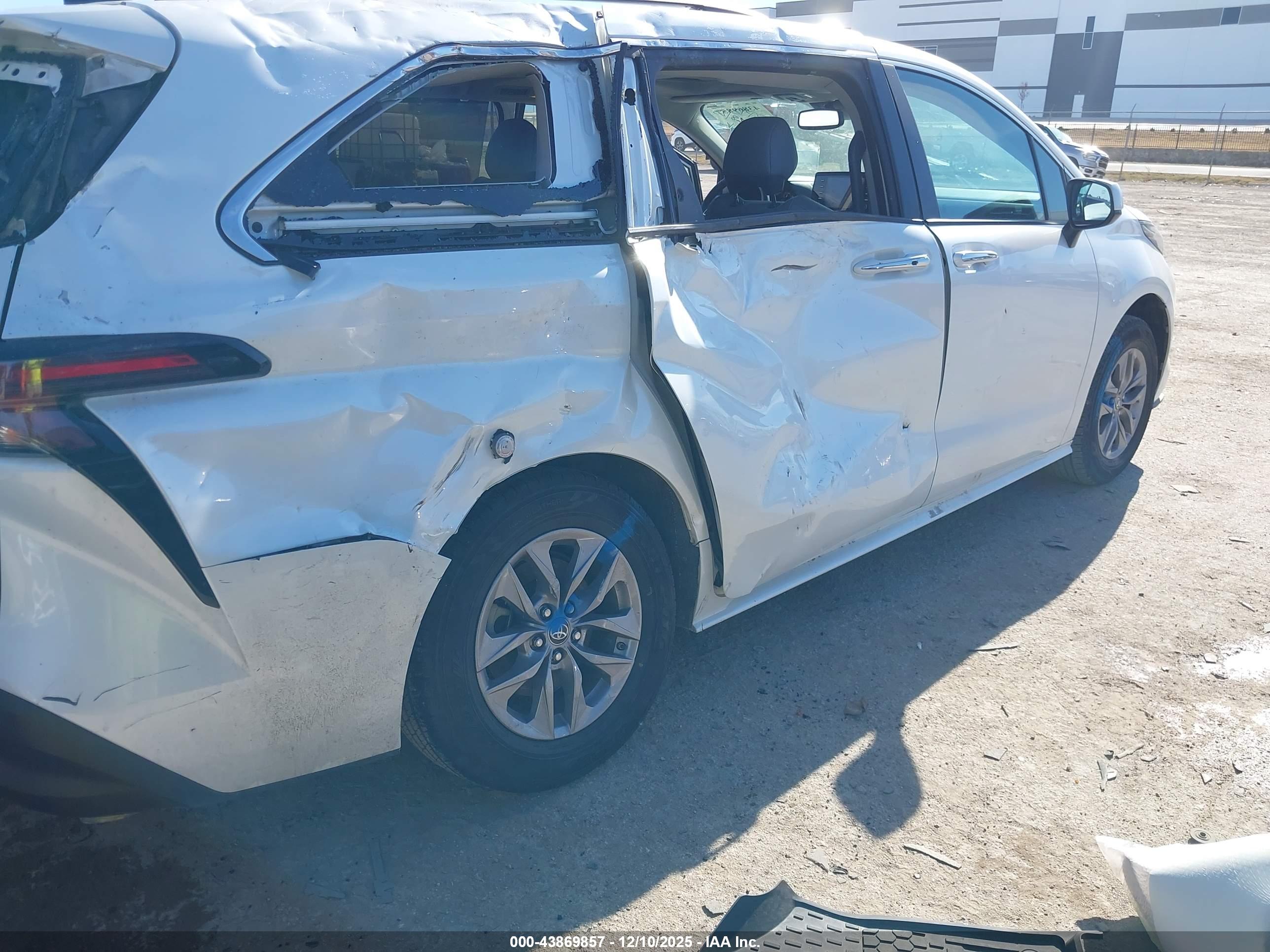 TOYOTA SIENNA image 6