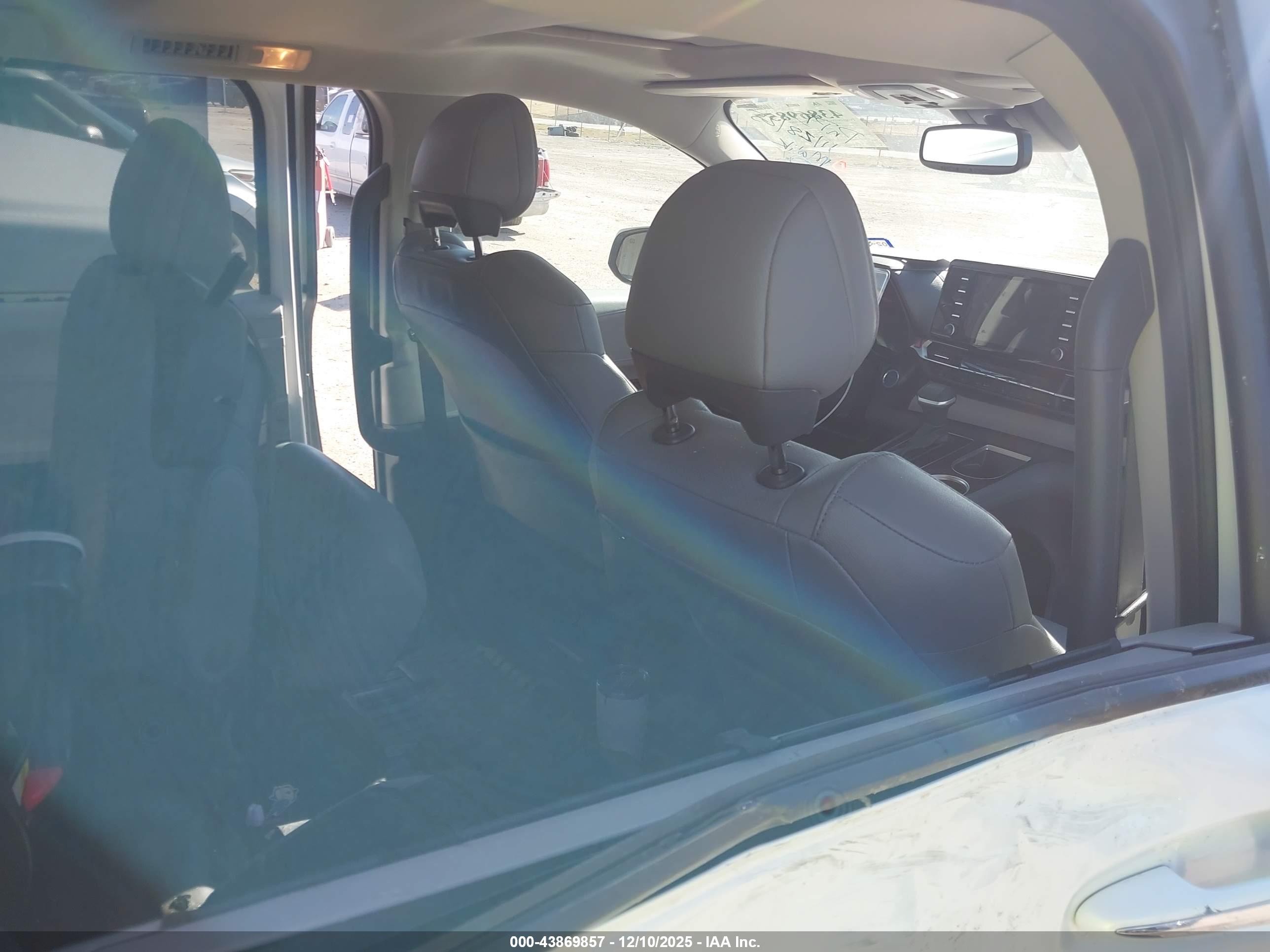 TOYOTA SIENNA image 8