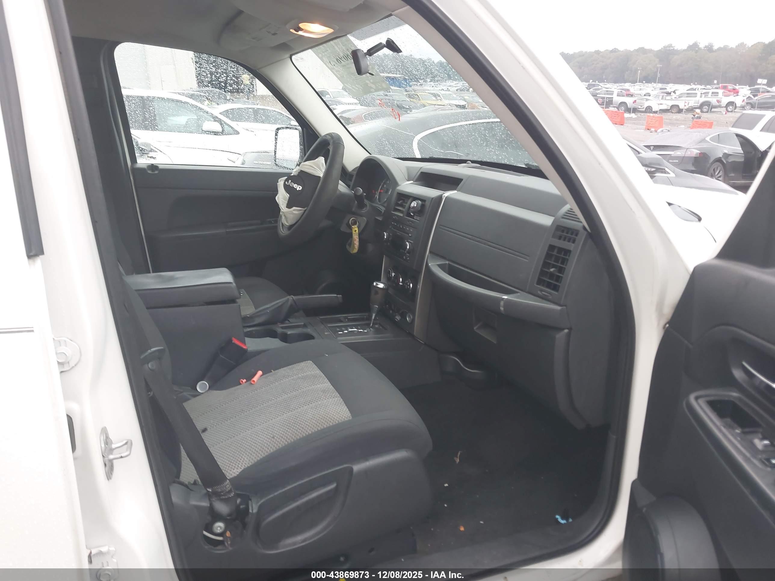 JEEP LIBERTY image 5