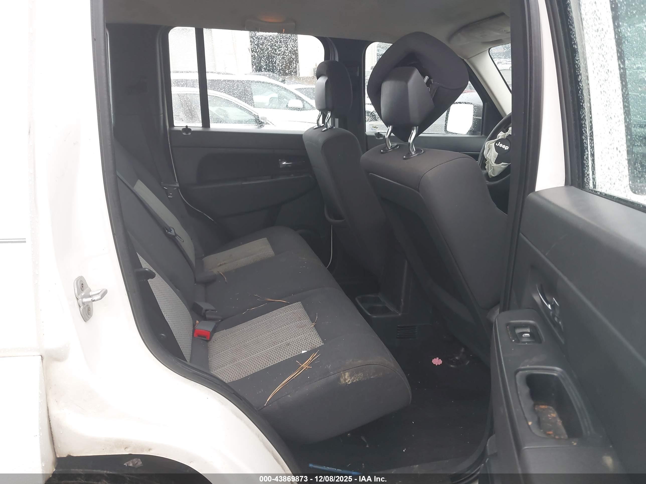 JEEP LIBERTY image 8