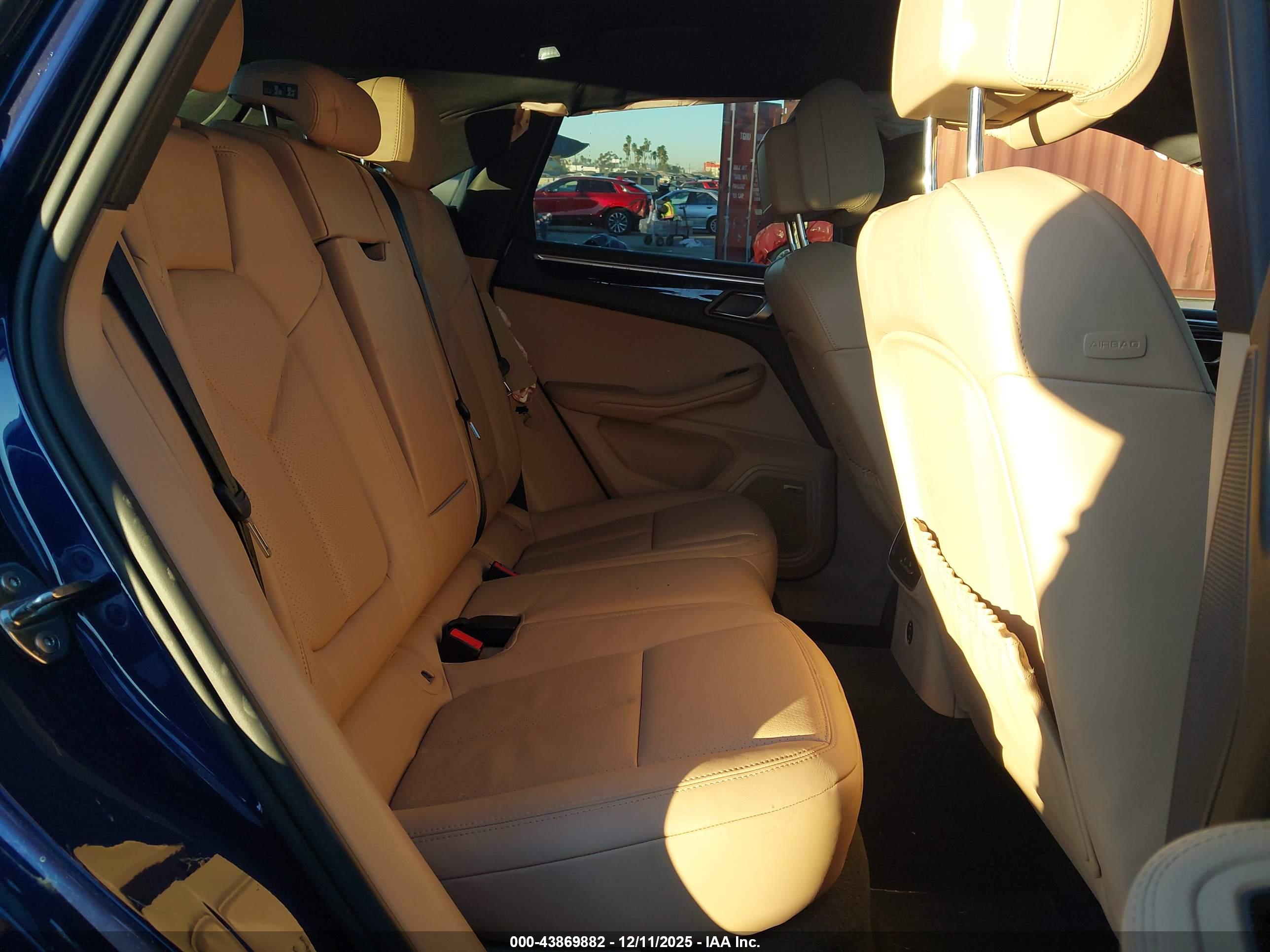 PORSCHE MACAN image 8