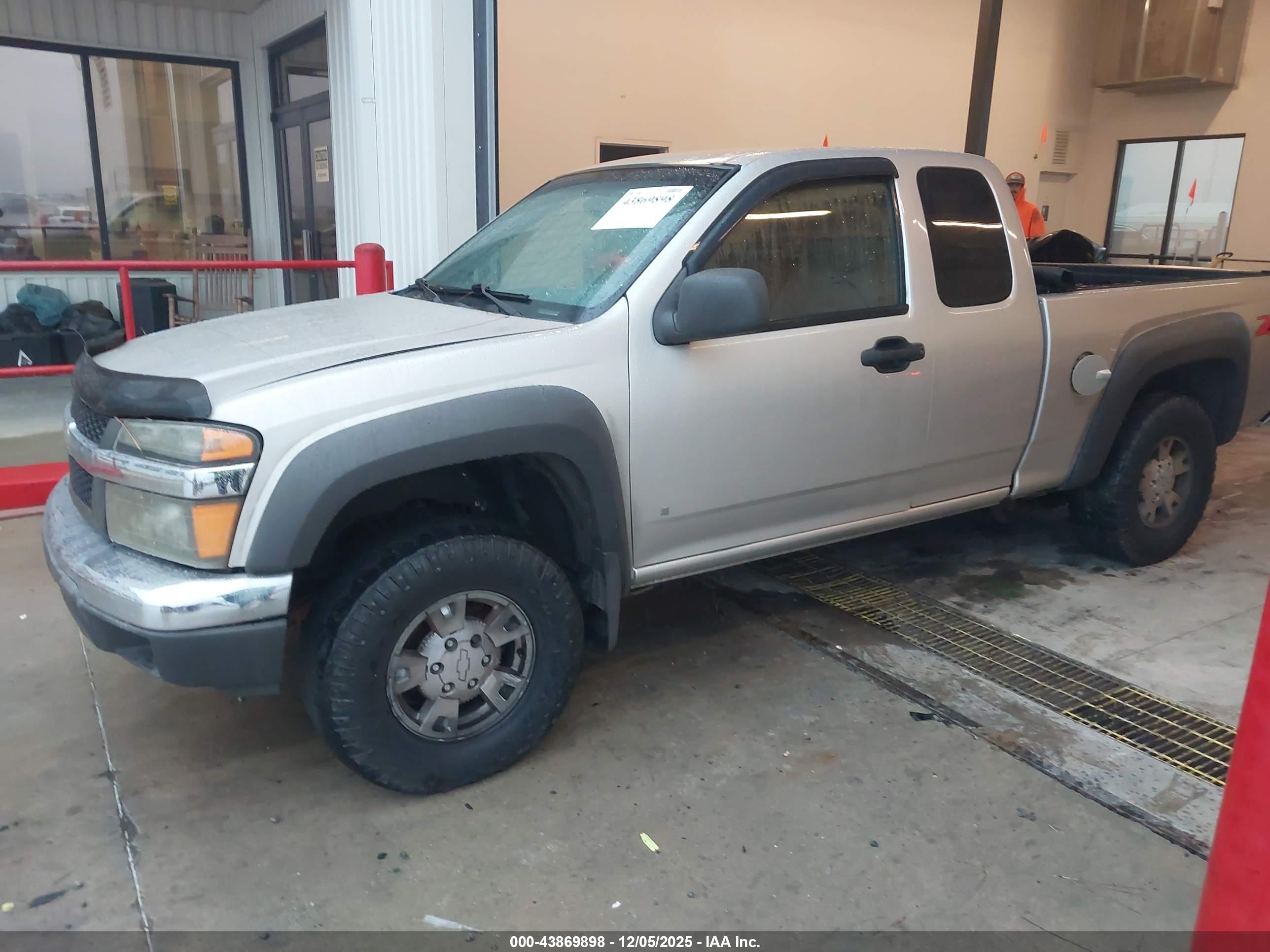 CHEVROLET COLORADO image 2