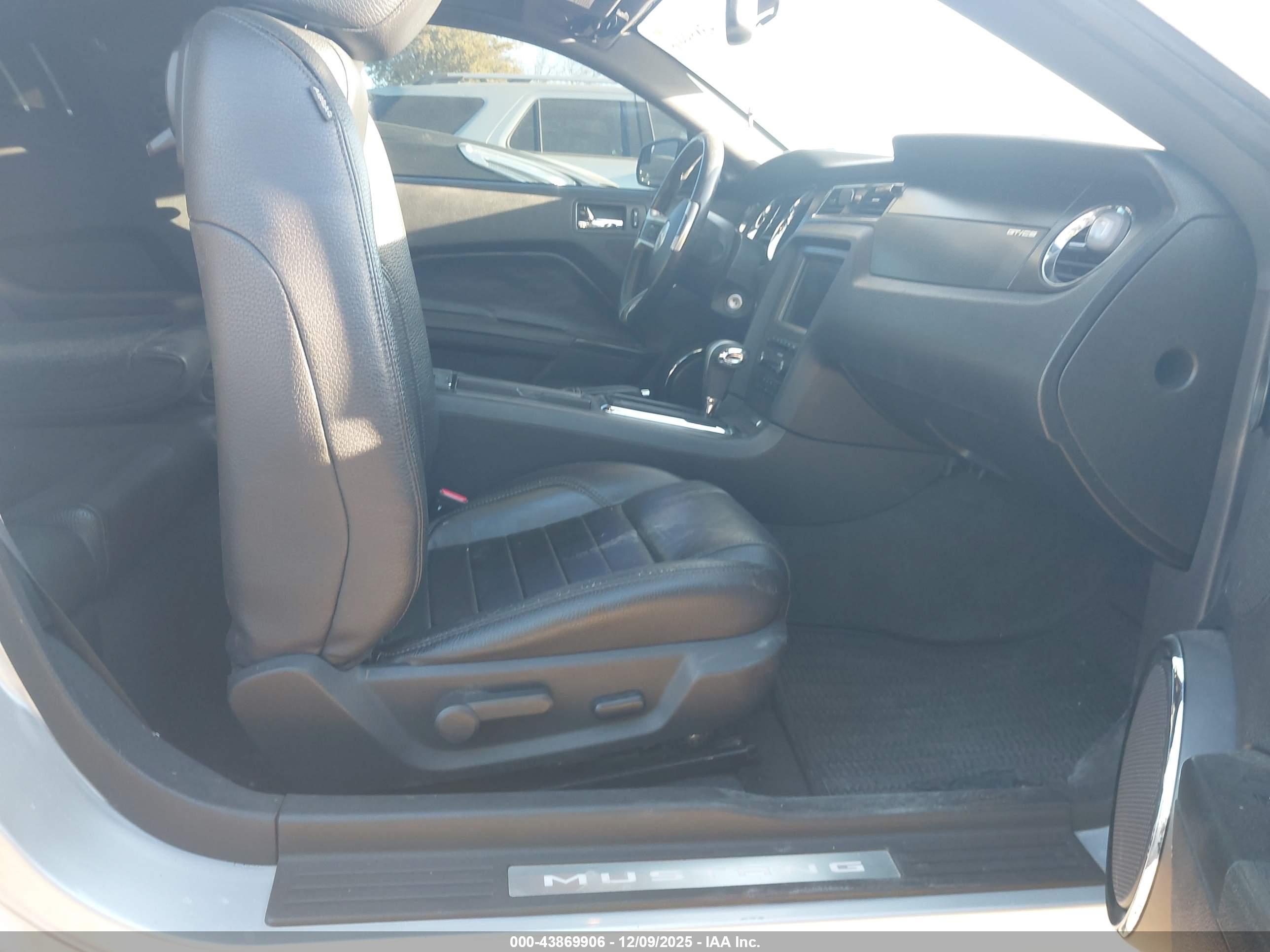 FORD MUSTANG image 5