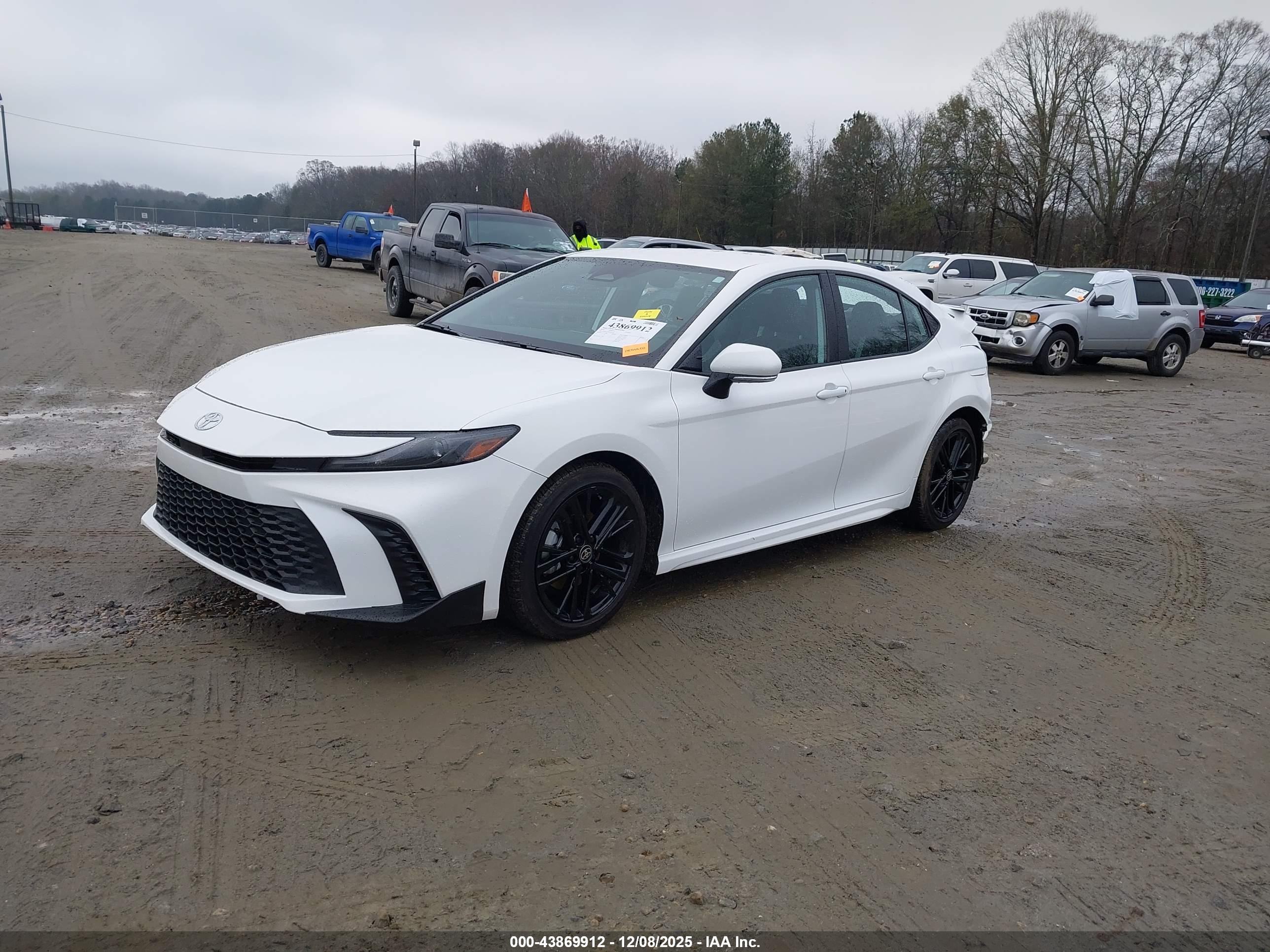 TOYOTA CAMRY image 2