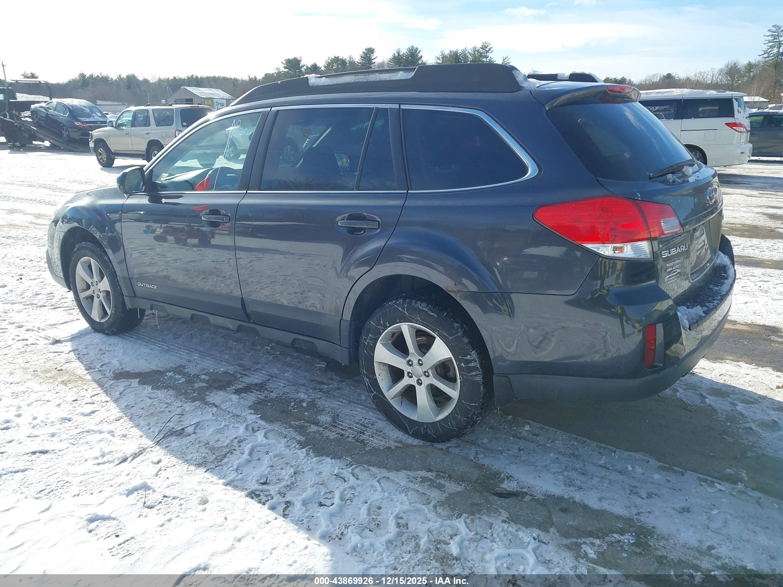 SUBARU OUTBACK image 3