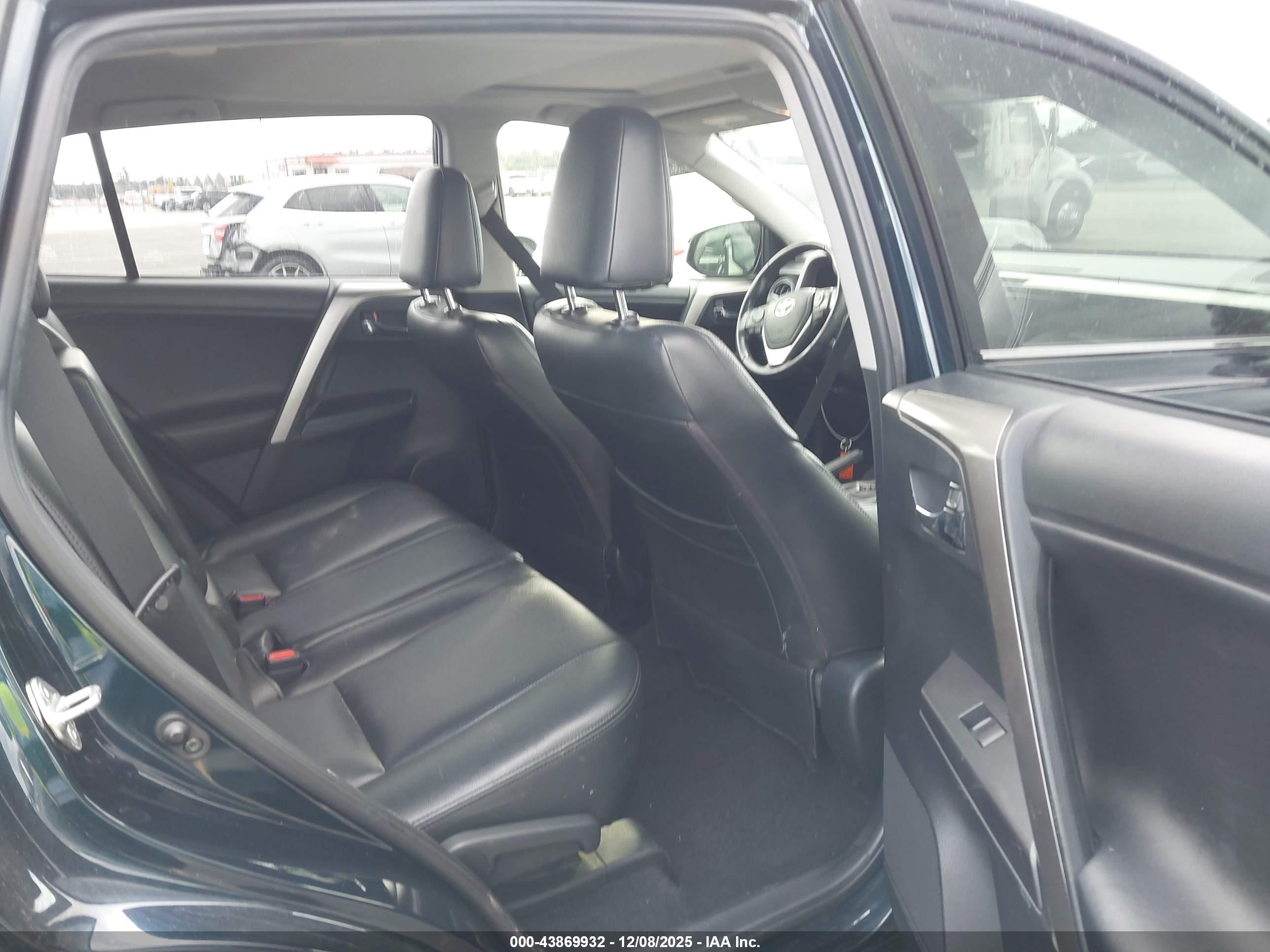 TOYOTA RAV4 image 8
