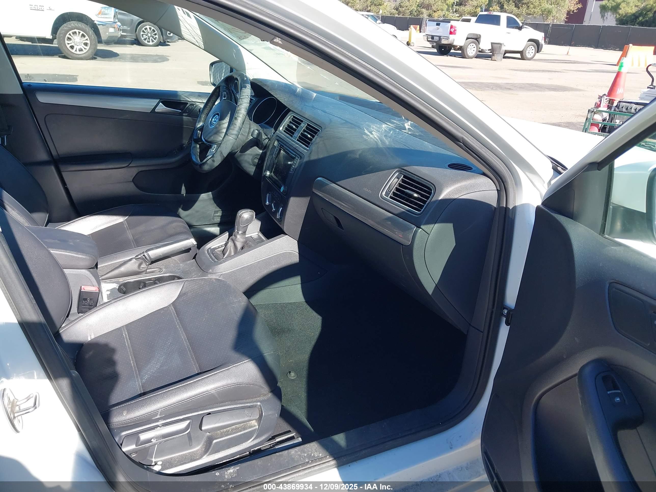 VOLKSWAGEN JETTA image 5