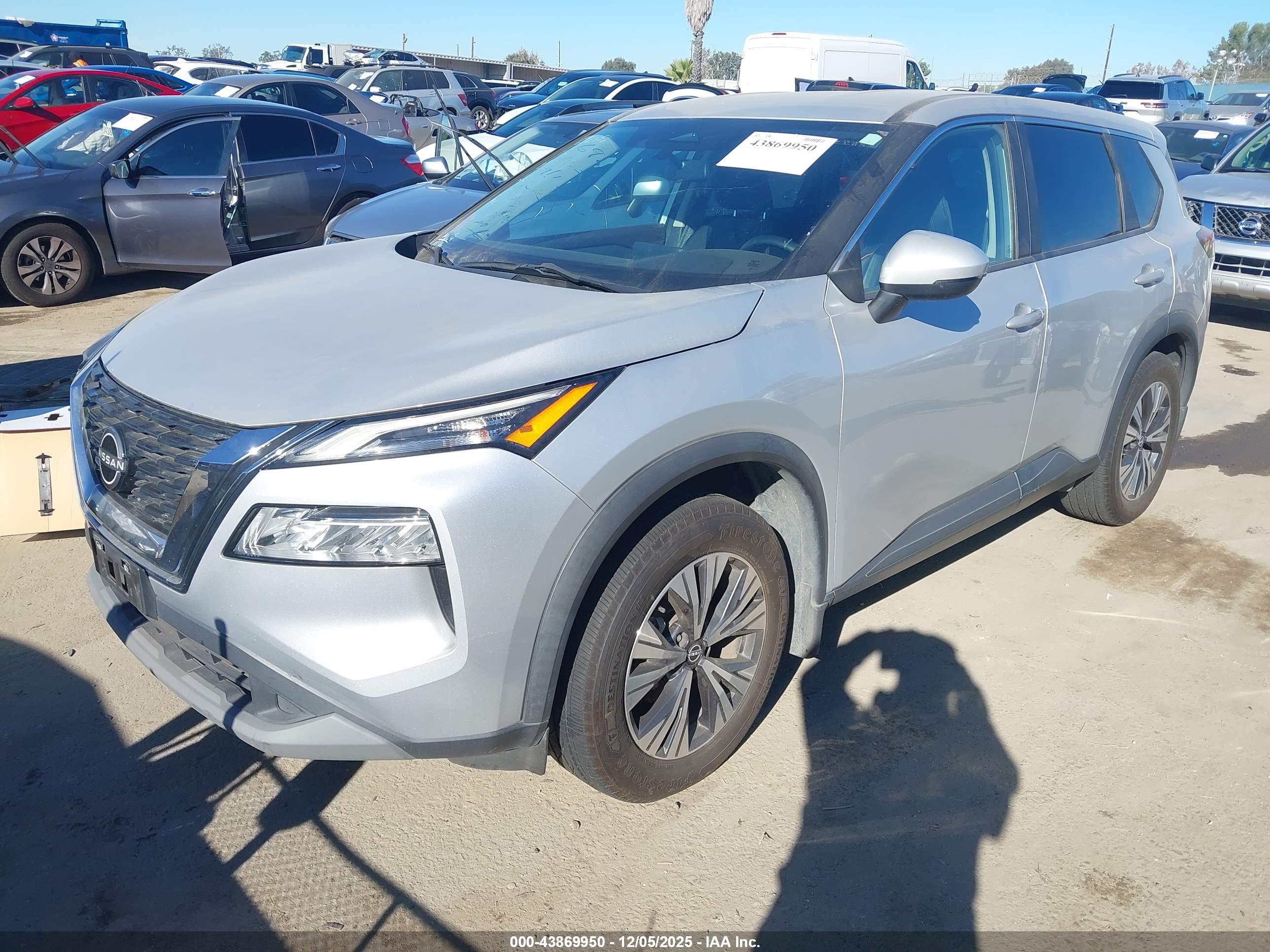 NISSAN ROGUE image 2