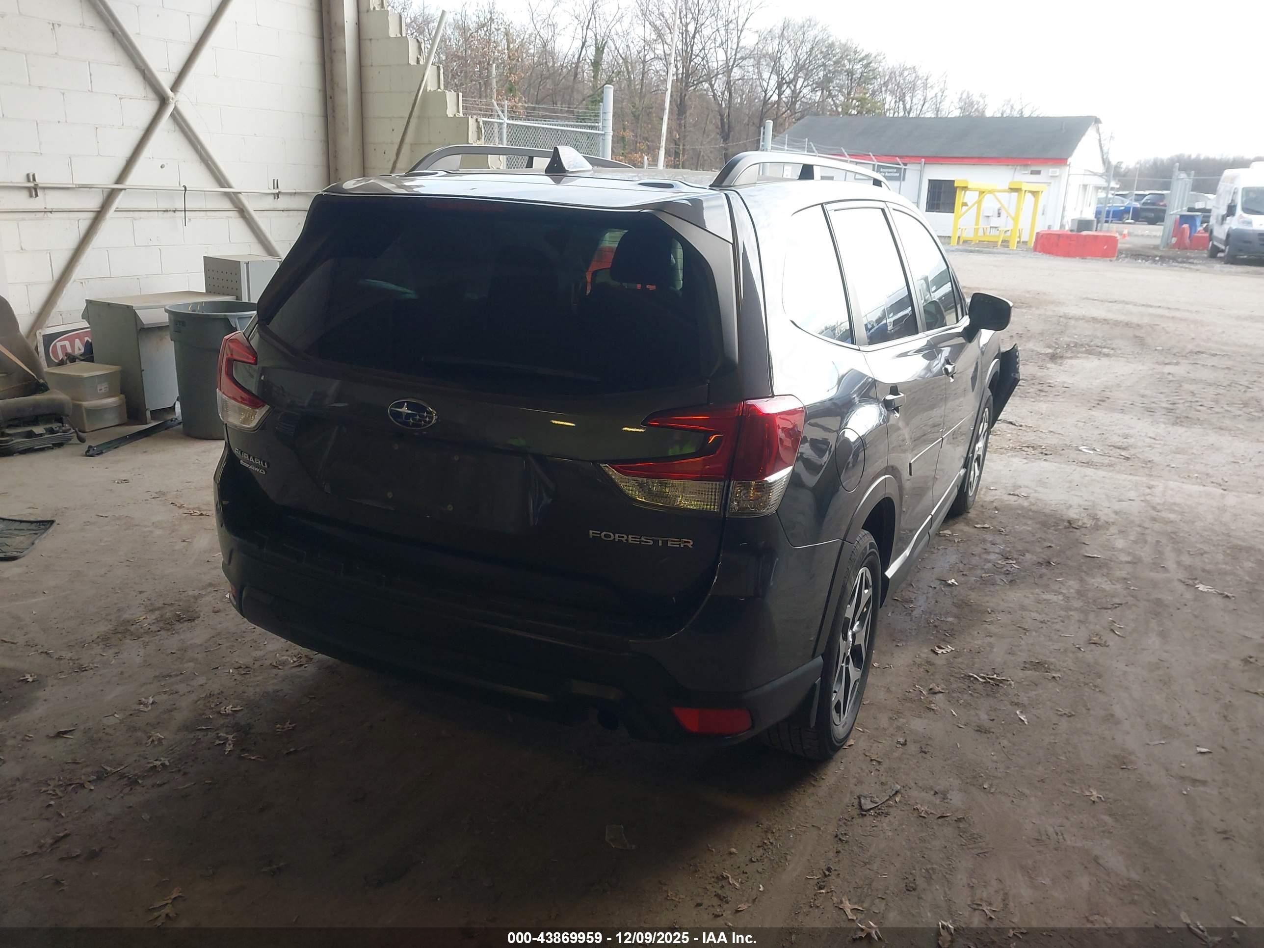 SUBARU FORESTER image 4