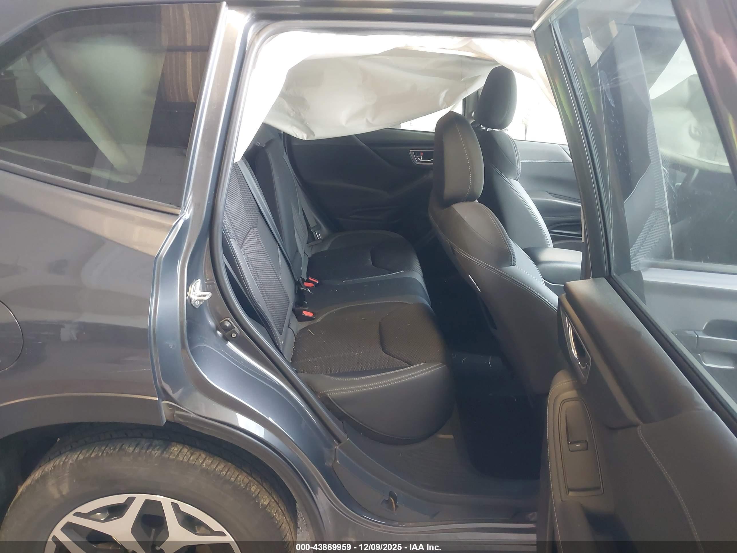 SUBARU FORESTER image 8