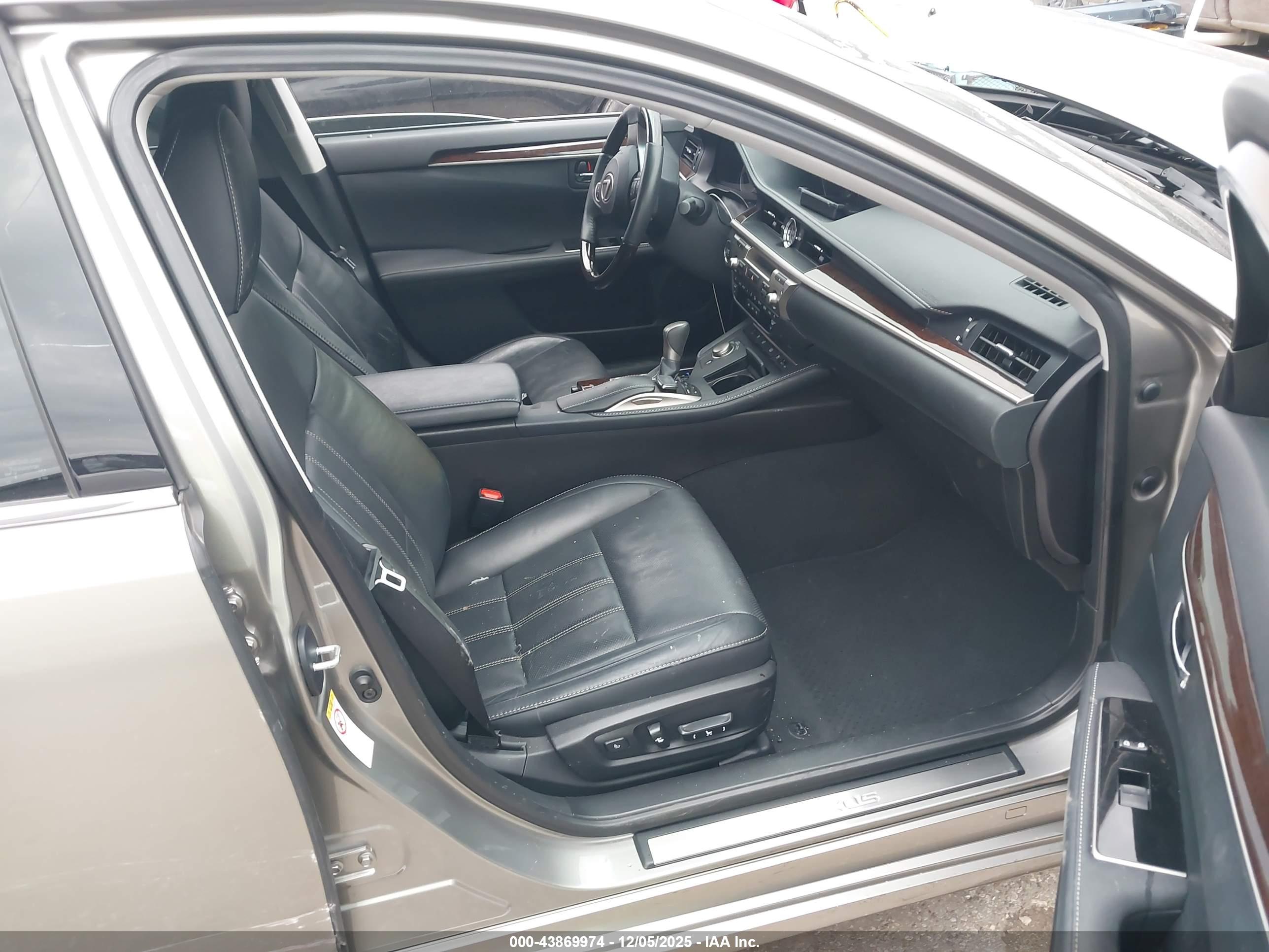 LEXUS ES image 5