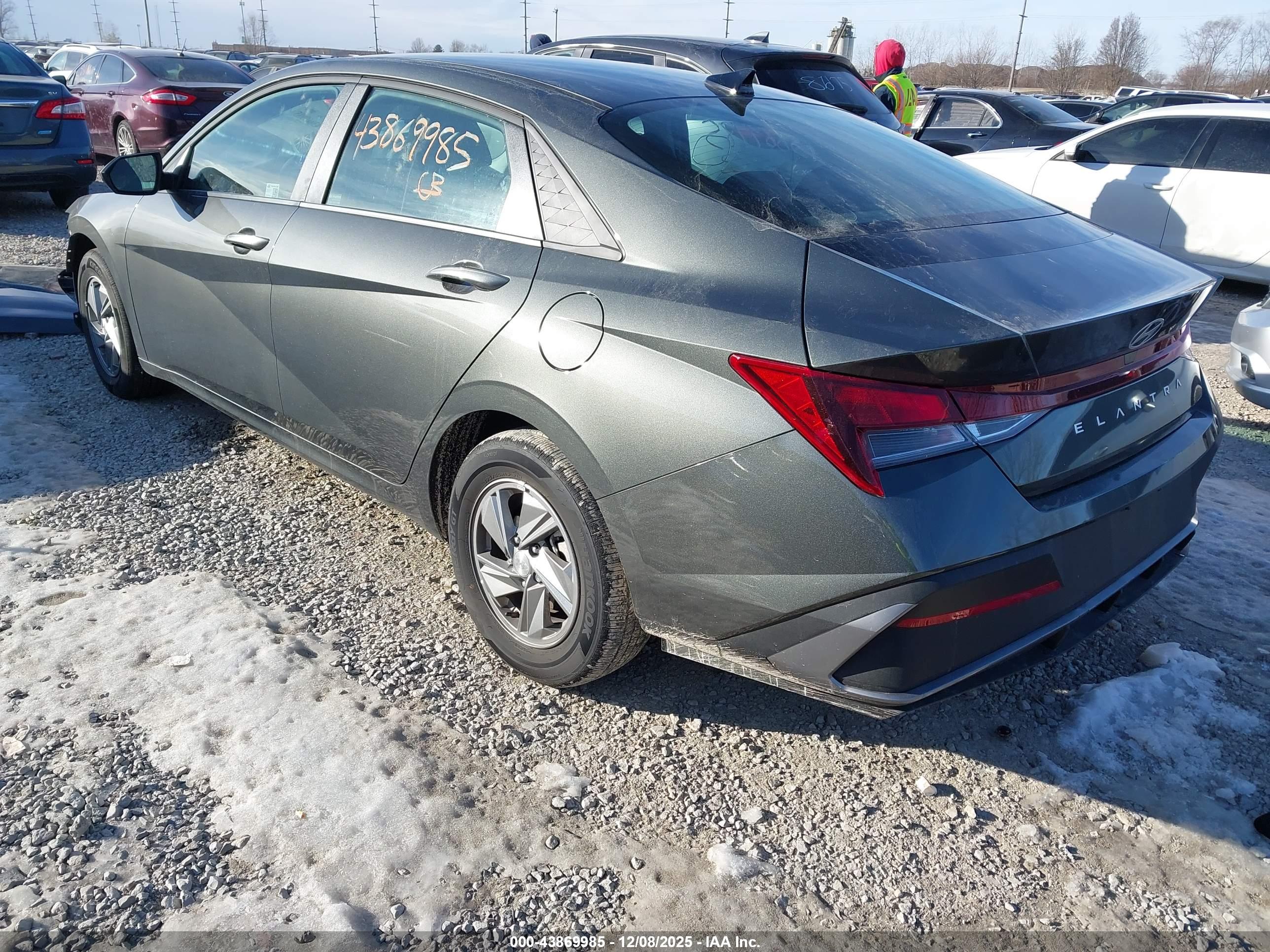 HYUNDAI ELANTRA image 3