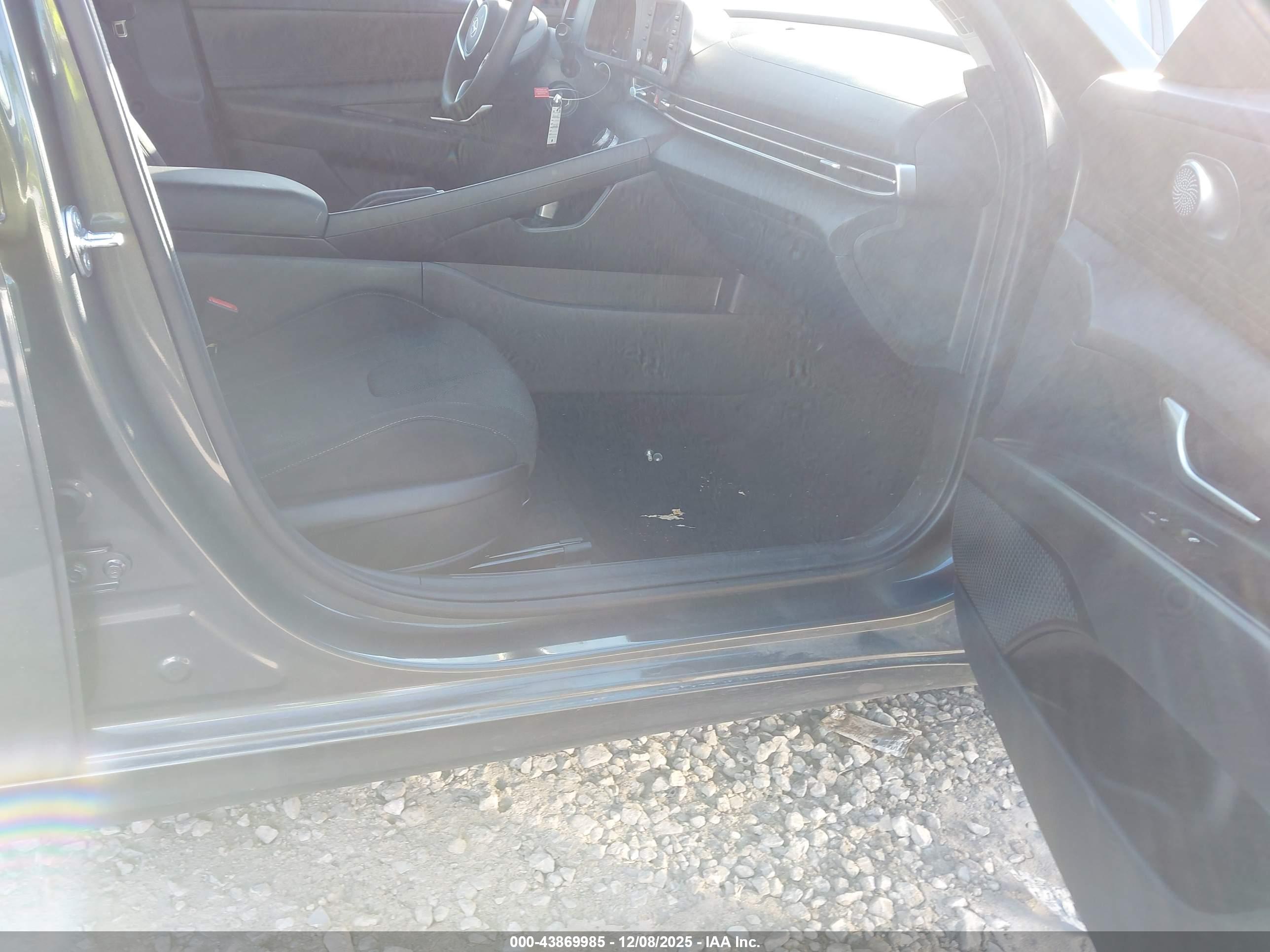 HYUNDAI ELANTRA image 5