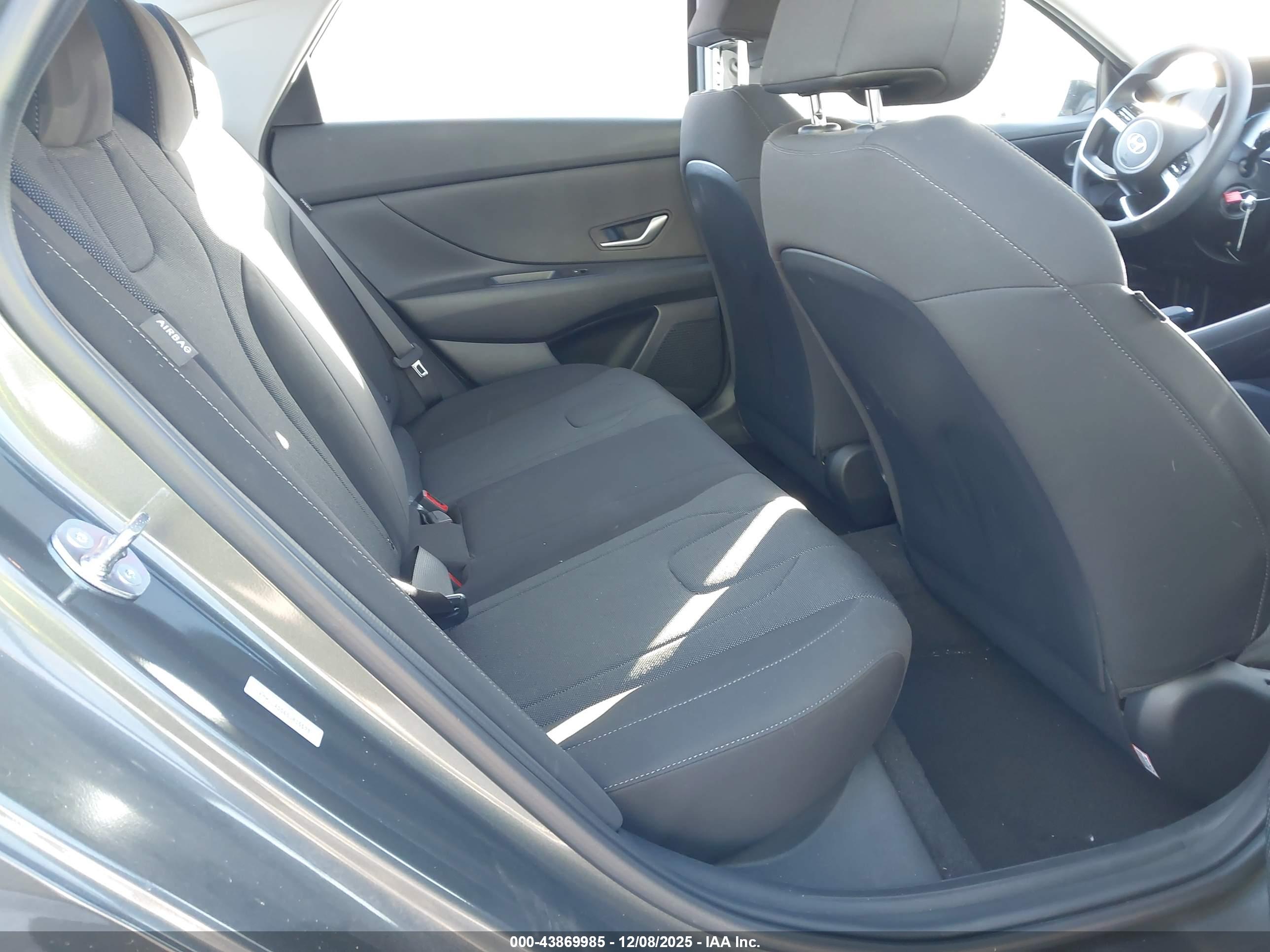 HYUNDAI ELANTRA image 8