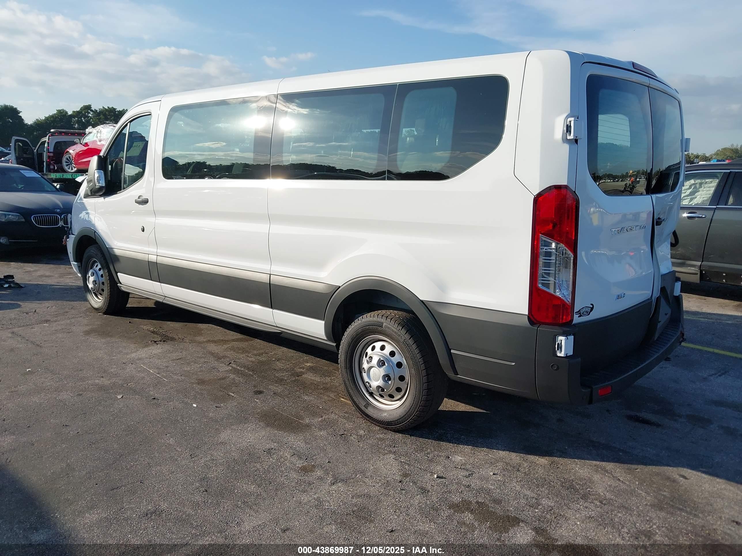 FORD TRANSIT-350 image 3