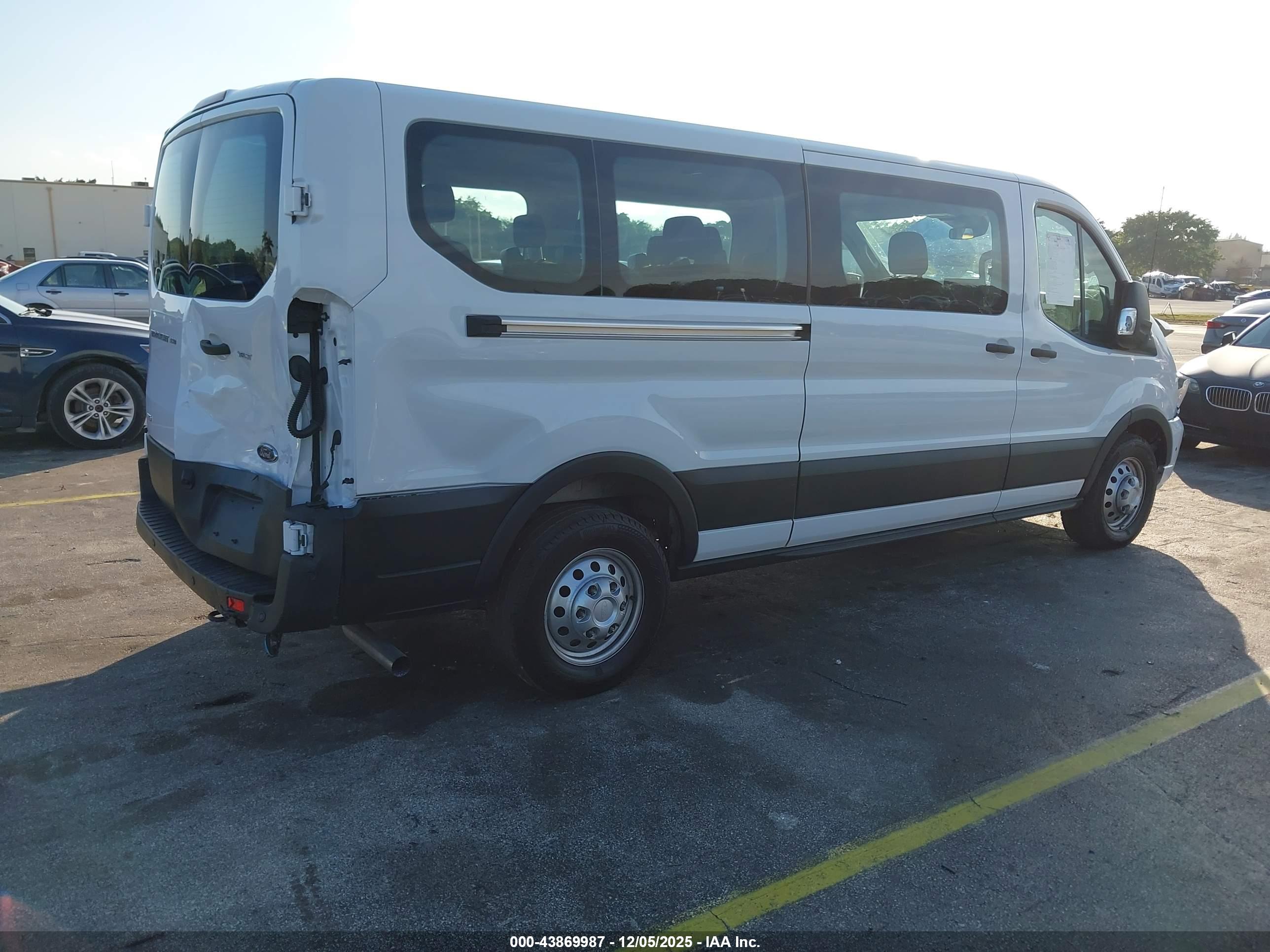 FORD TRANSIT-350 image 4