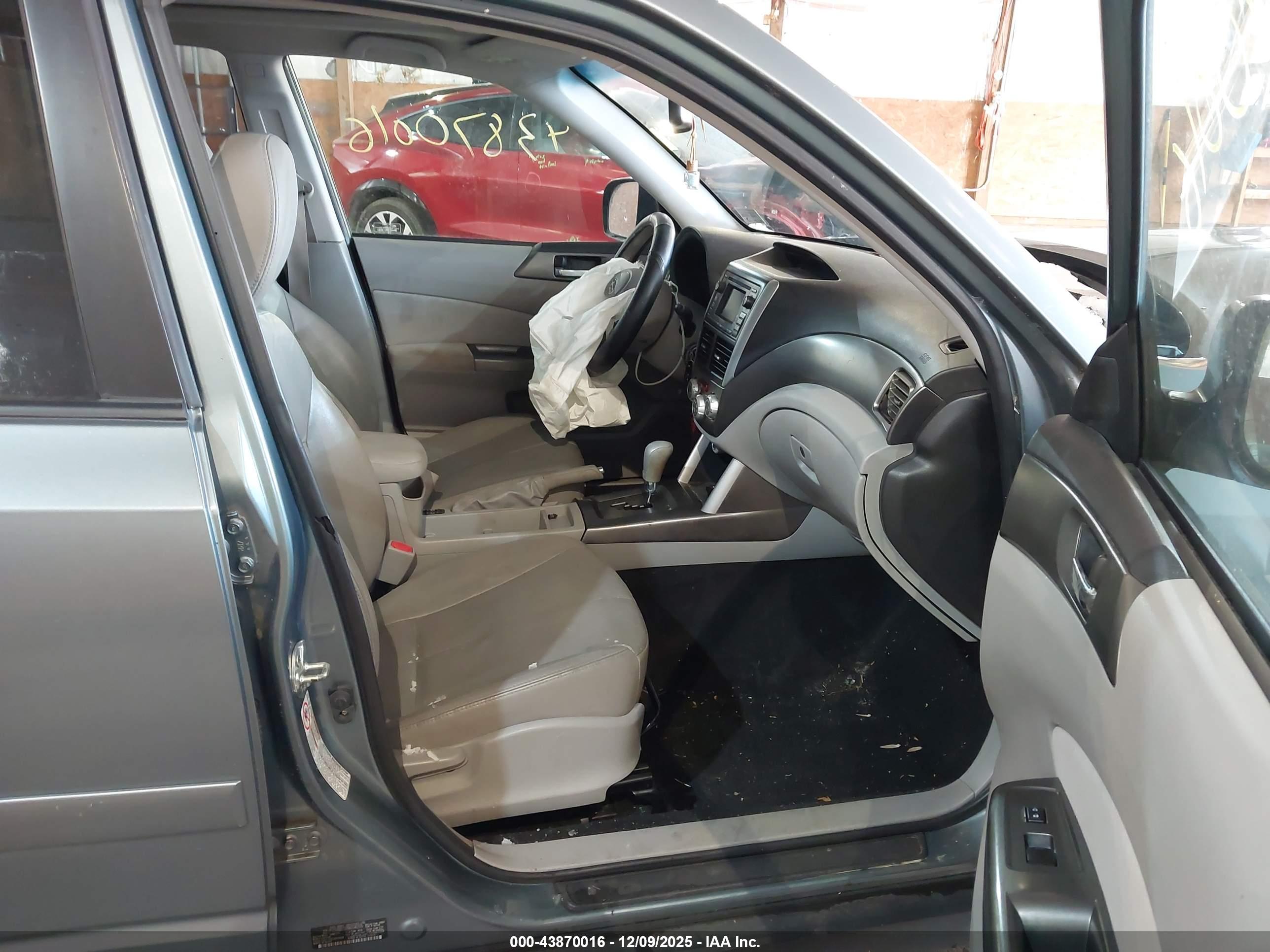 SUBARU FORESTER image 5
