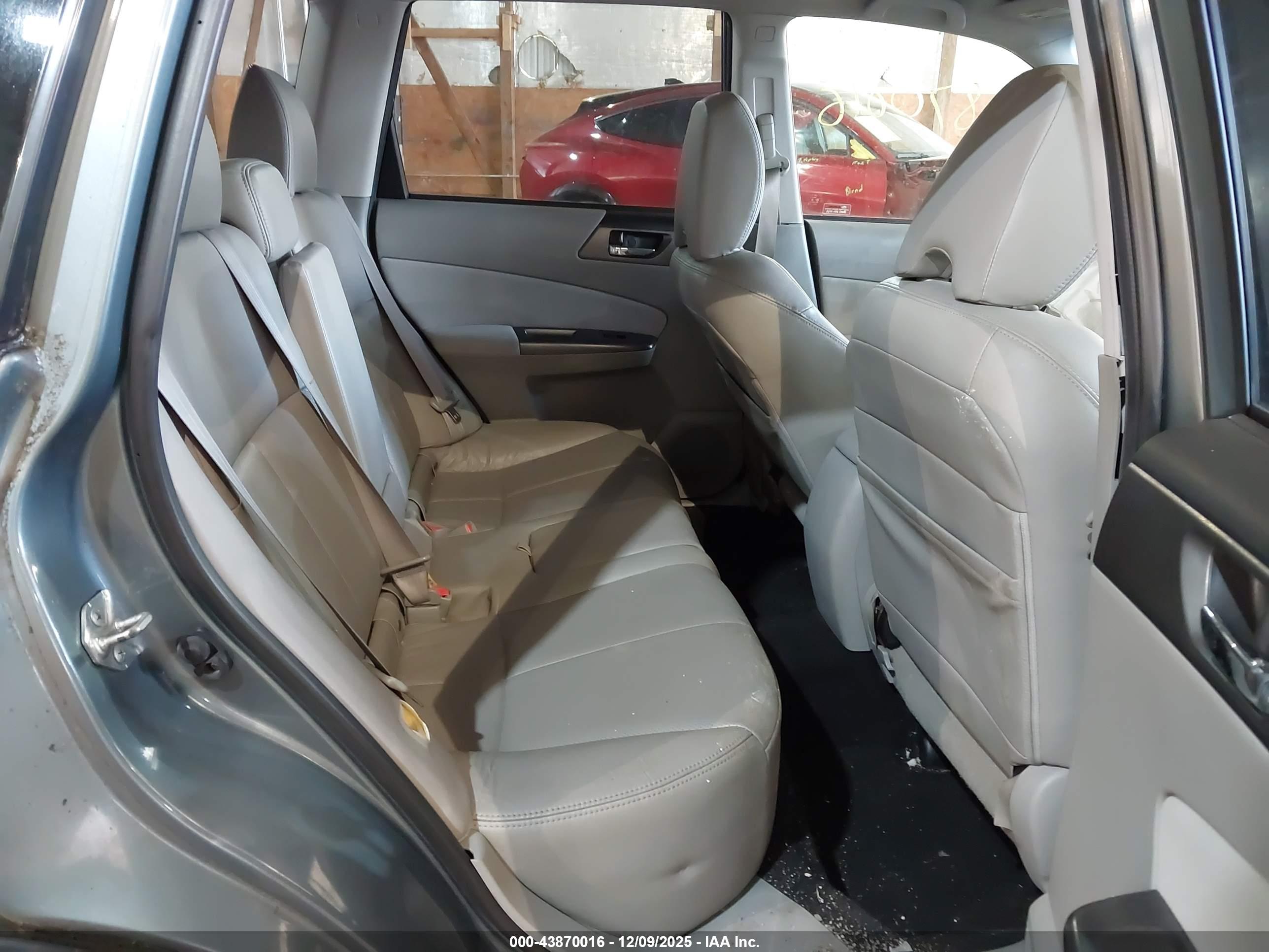 SUBARU FORESTER image 8