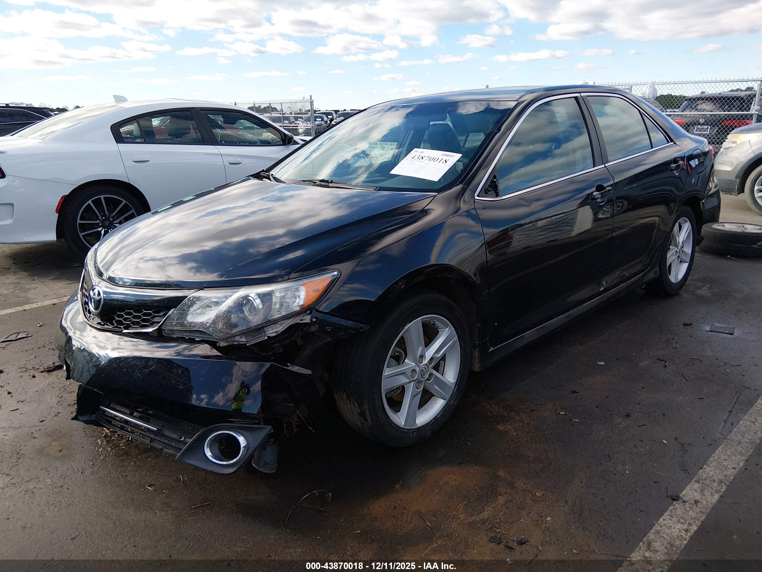 TOYOTA CAMRY image 2