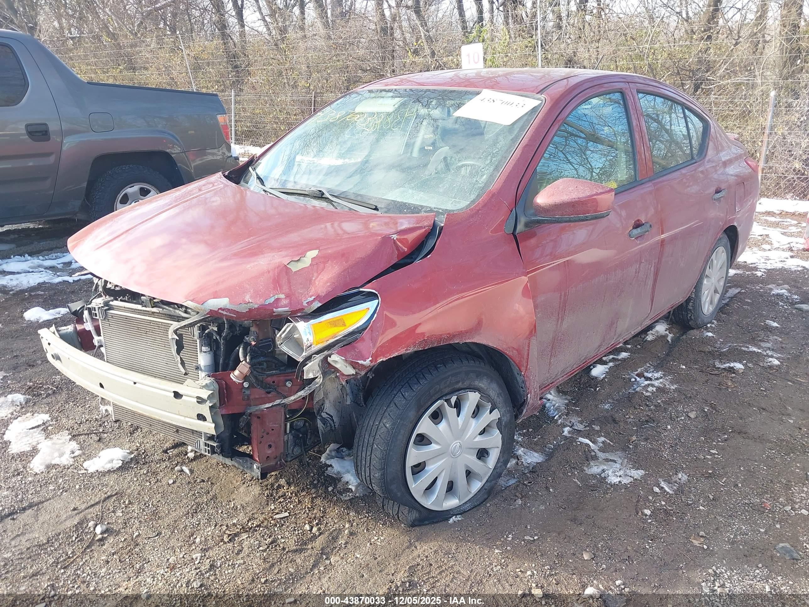 NISSAN VERSA image 2